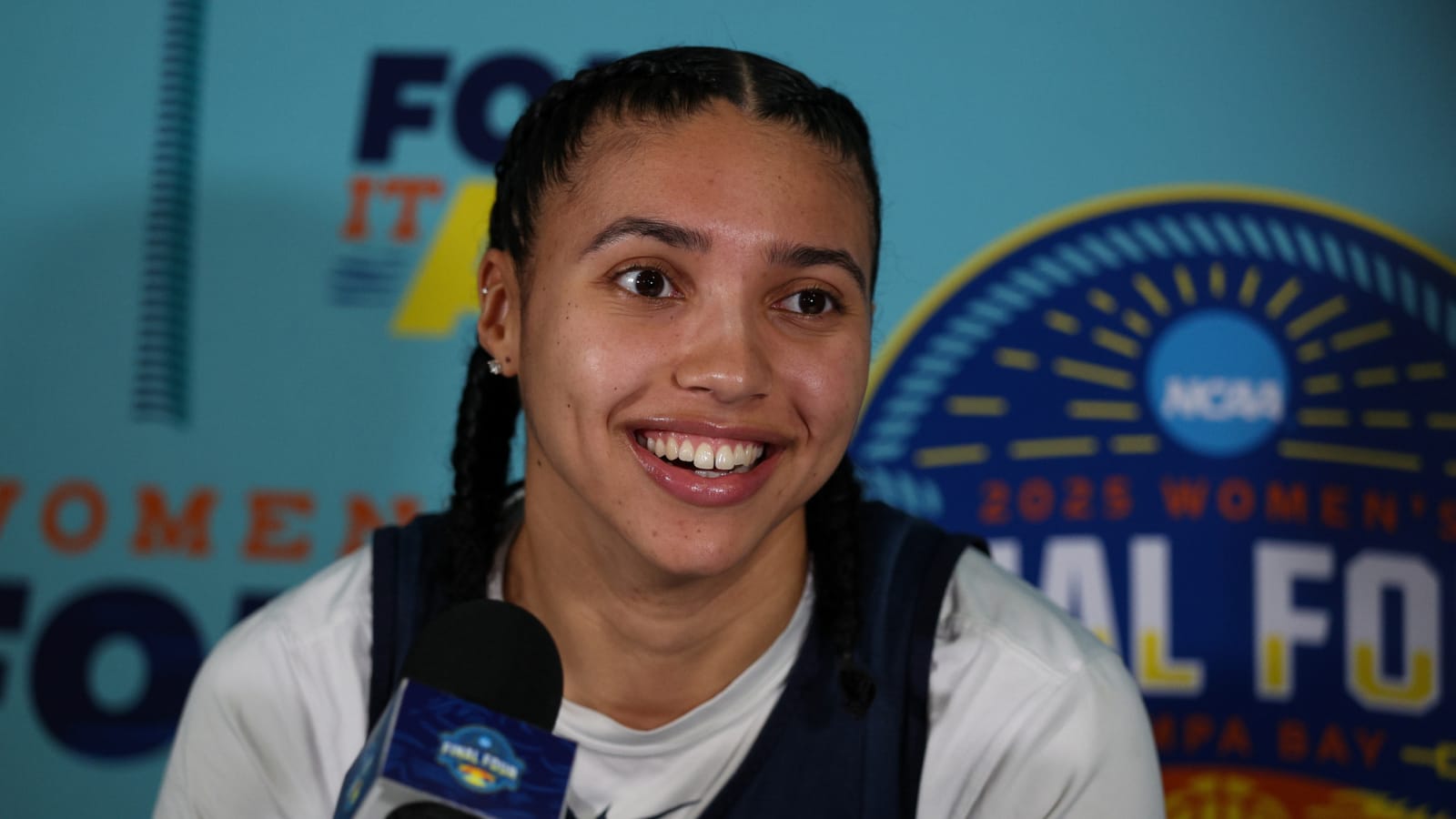 Azzi Fudd’s mom wore hilarious shirt to championship game