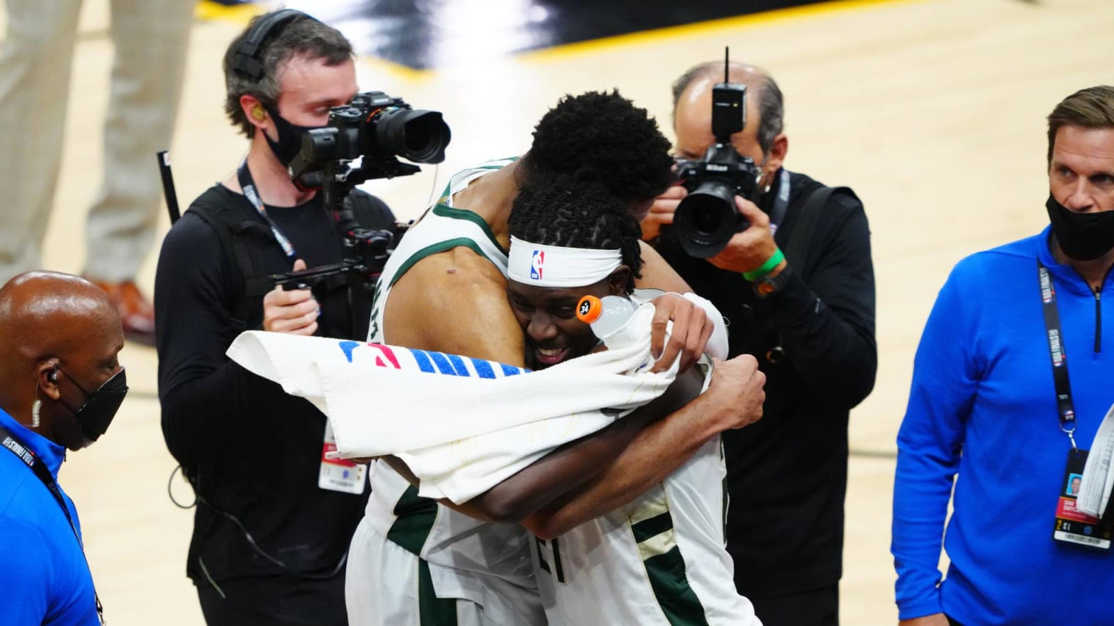 Jrue Holiday, Giannis team up on play that clinches Game 5