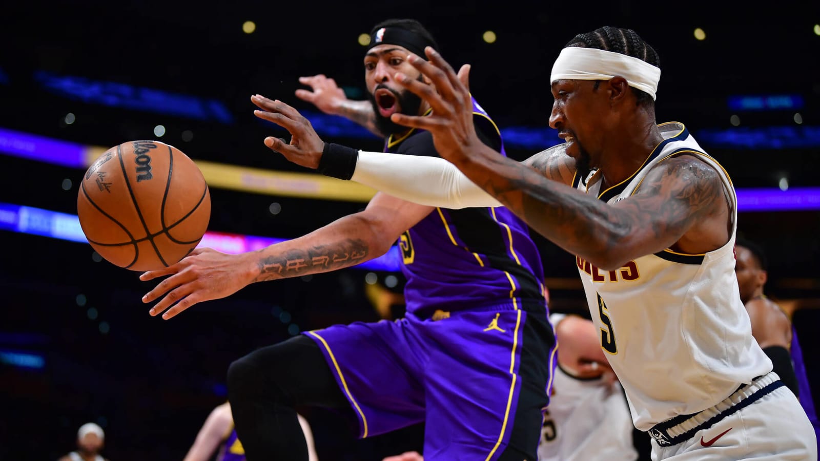 Lakers' Anthony Davis expected to undergo MRI on injured foot 