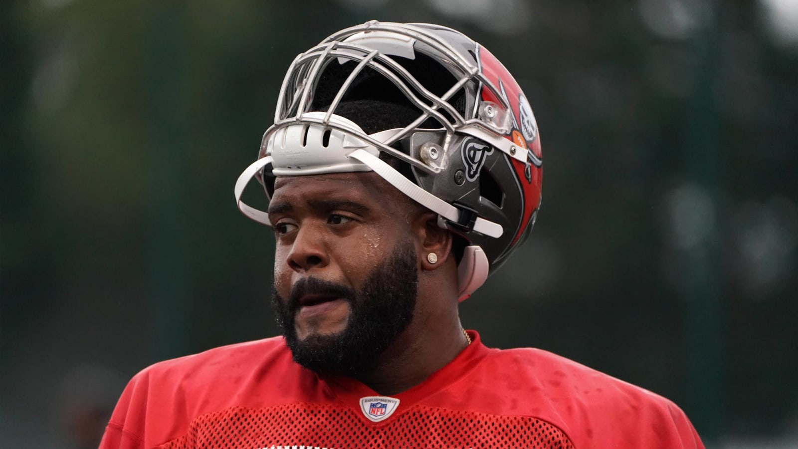 Buccaneers' Donovan Smith: Playing football 'does not seem like a risk worth taking'