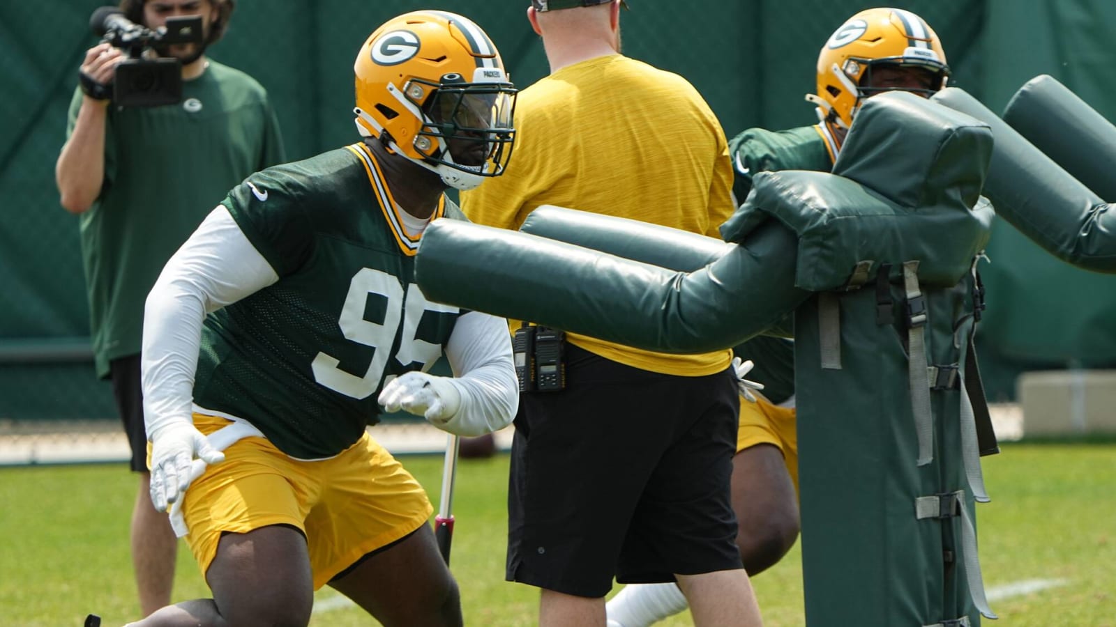 Packers DE Devonte Wyatt carted off after apparent knee injury vs Broncos