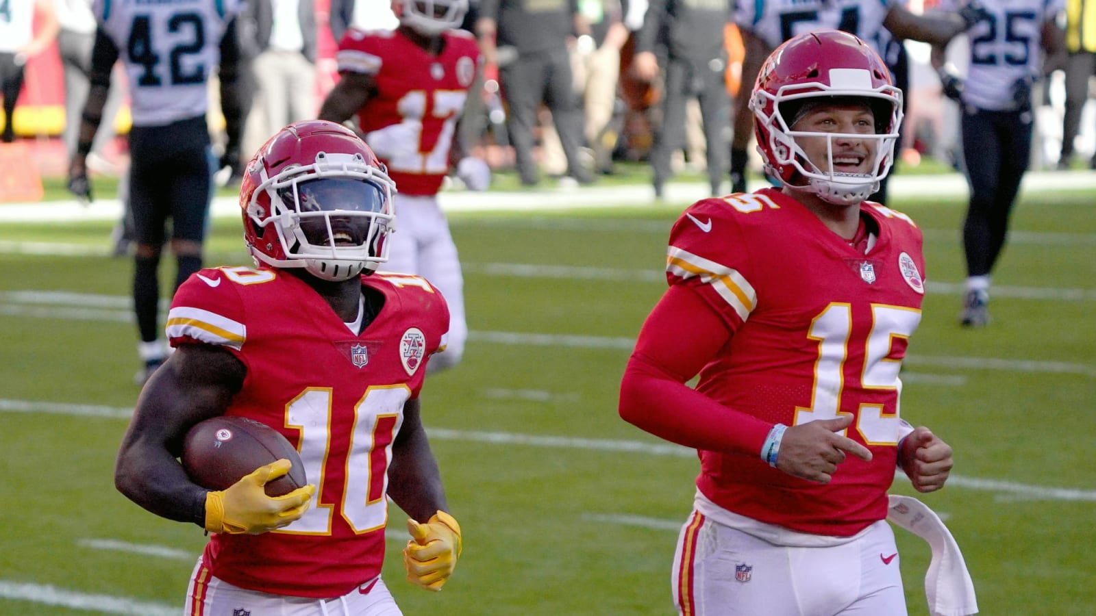 Patrick Mahomes trolls Tyreek Hill's arm with video from training camp