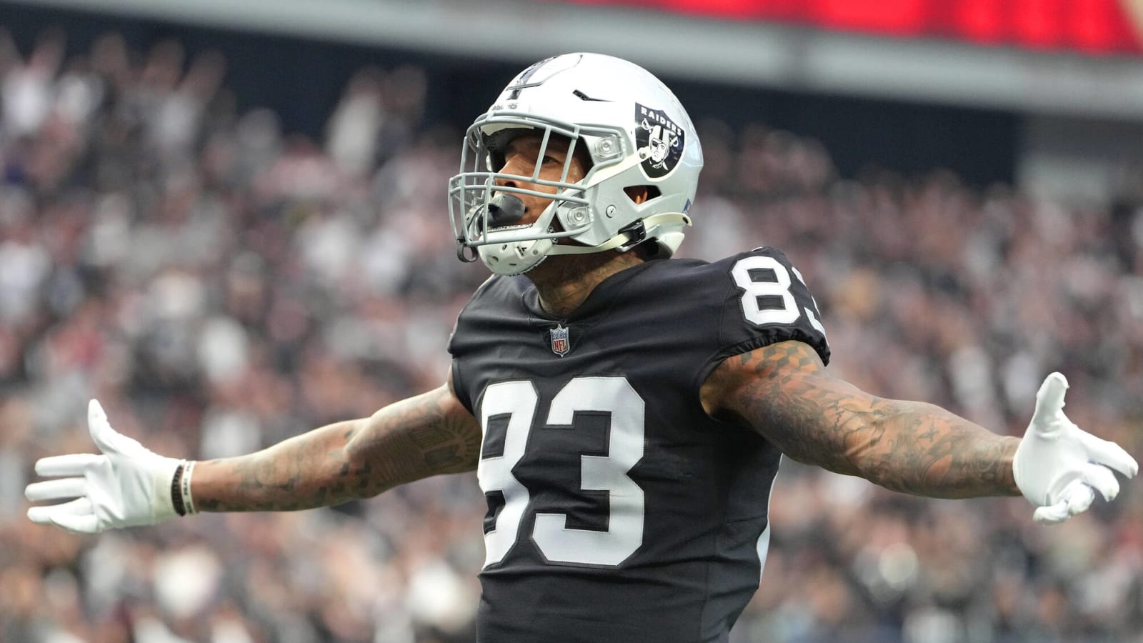 Watch: Raiders' Darren Waller recruits Packers' Aaron Rodgers