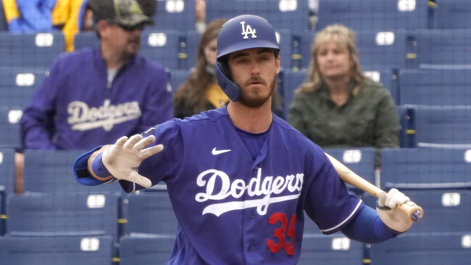 Cody Bellinger has hairline fracture in left leg