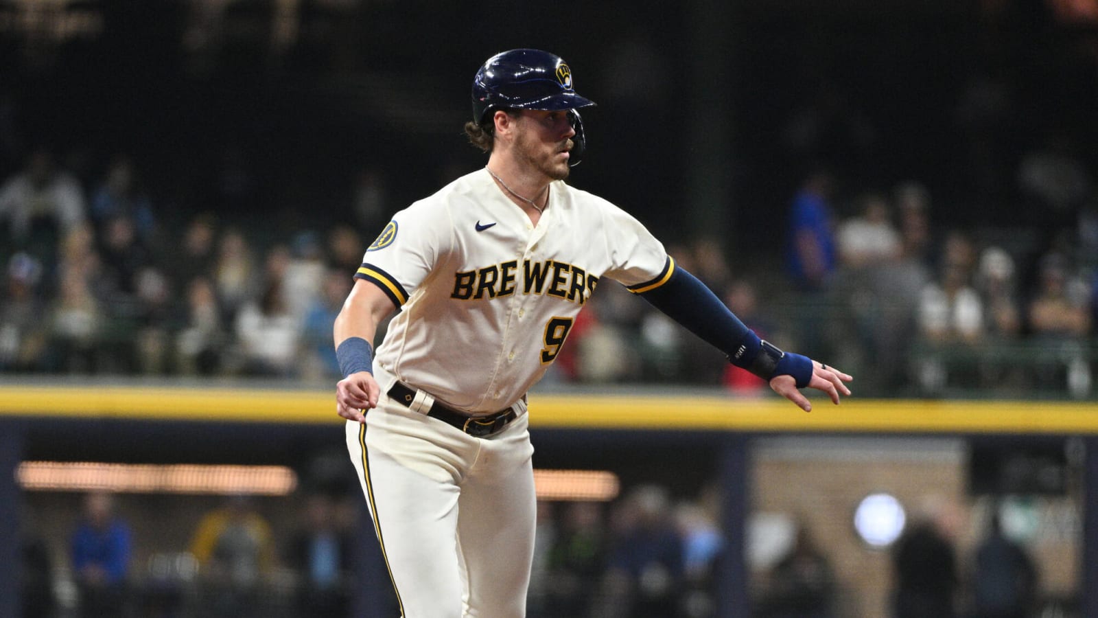 Braves sign veteran 3B to major league deal