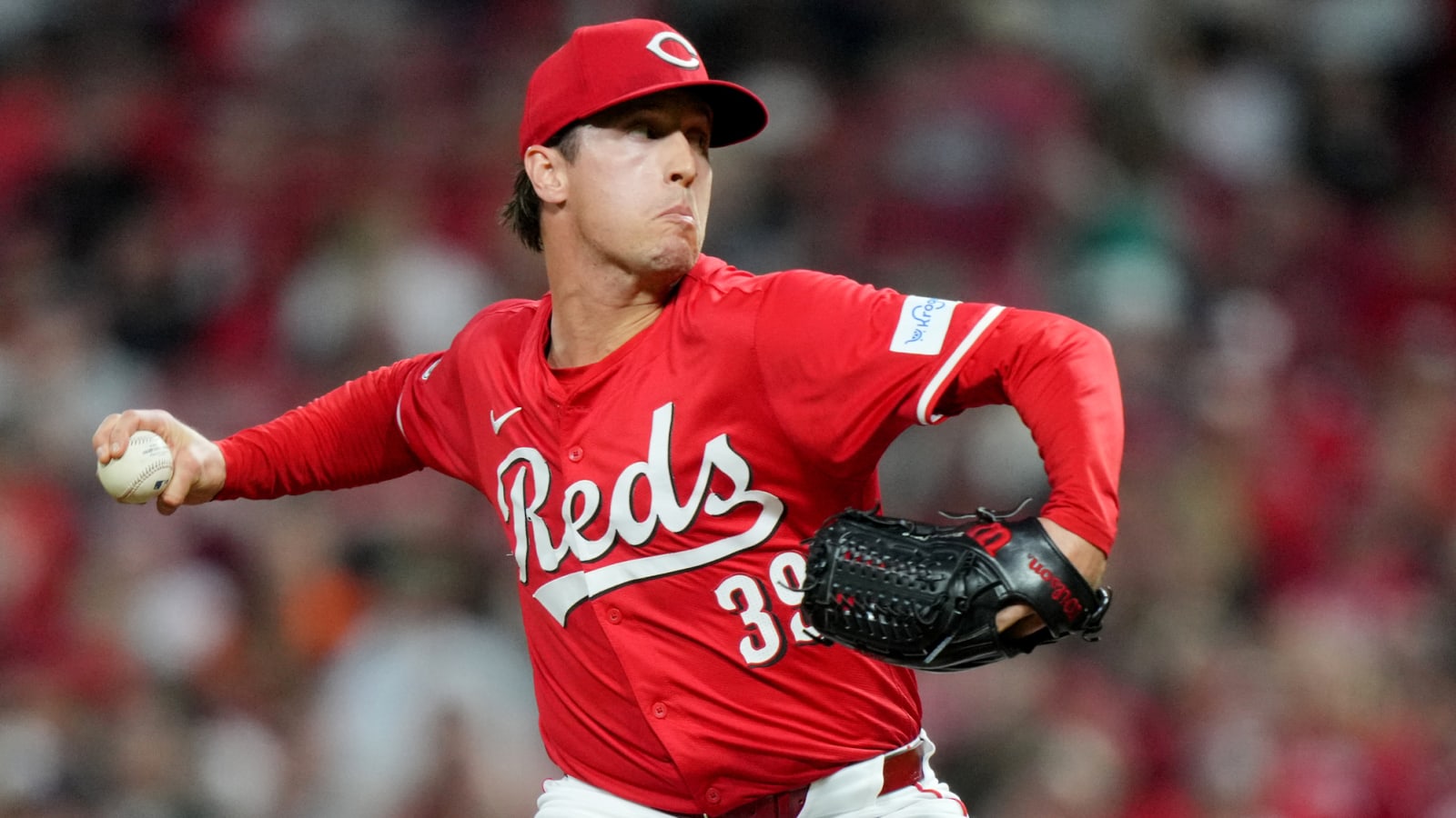 Red Sox acquire reliever from Reds