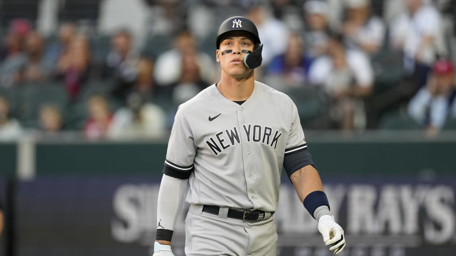 Yankees slugger exits game due to right hip discomfort