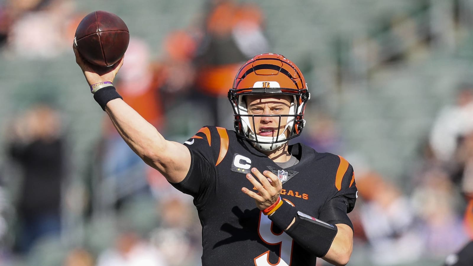 Joe Burrow throws for 525 yards as Bengals rout Ravens 