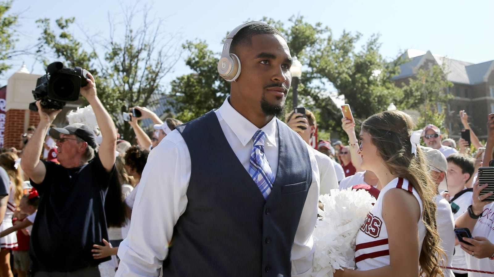 Jalen Hurts sports all red cleats look due to tape in Oklahoma debut