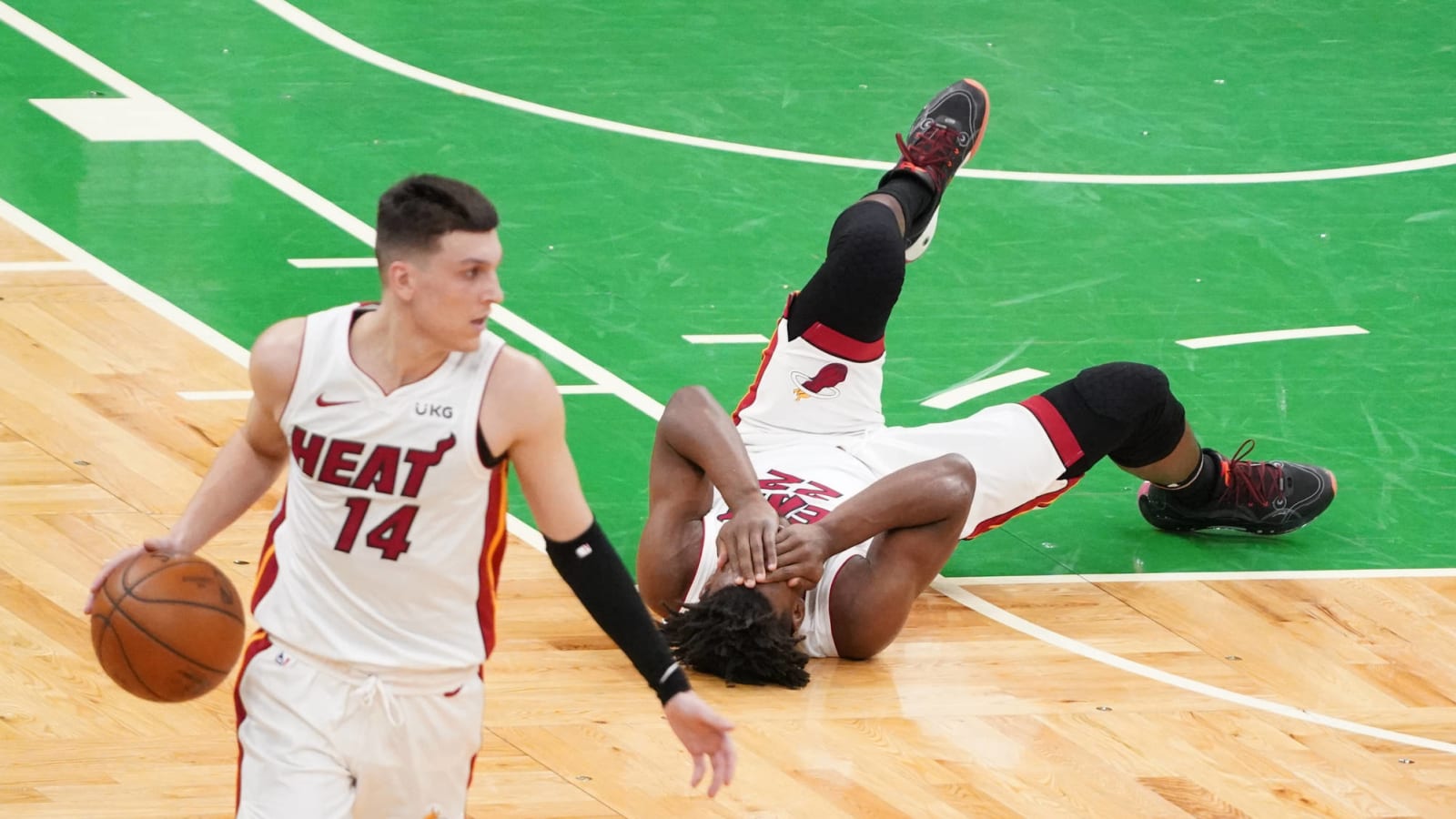 Jimmy Butler having trouble seeing after being poked in eye