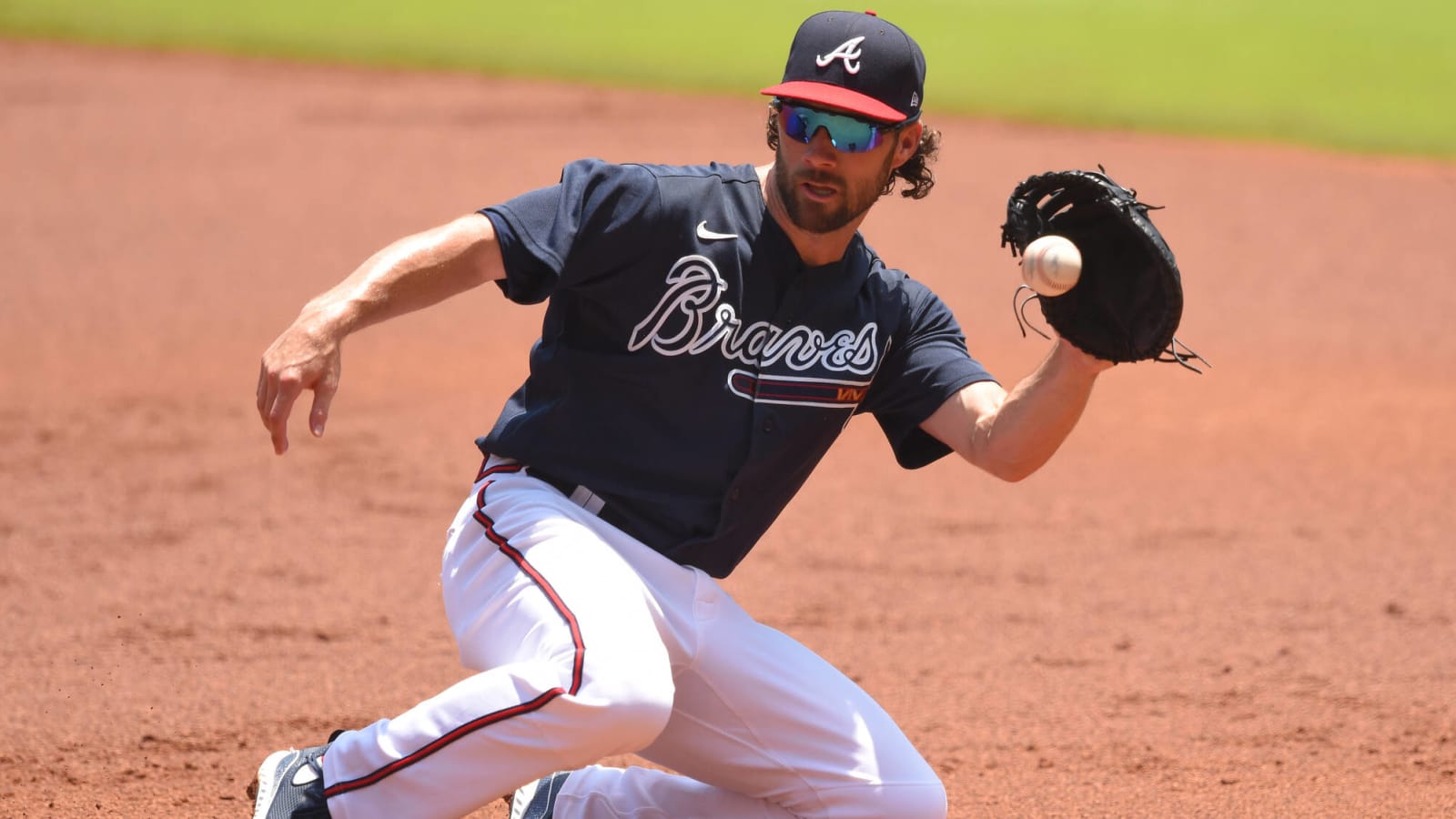 Attempting to become pitcher, Charlie Culberson re-signs with Braves