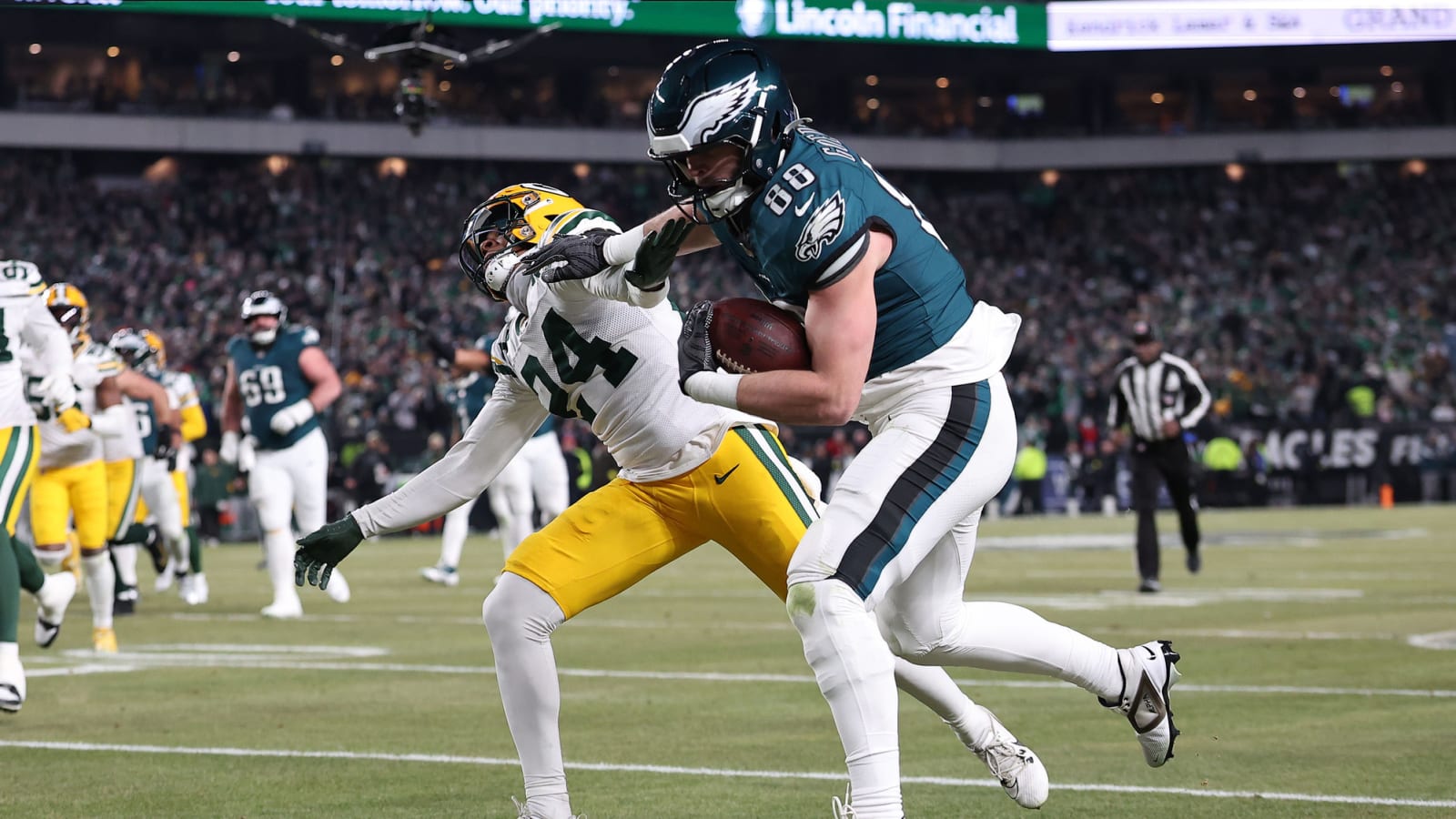 Watch: Eagles' Goedert obliterated Packers defender with stiff arm on TD