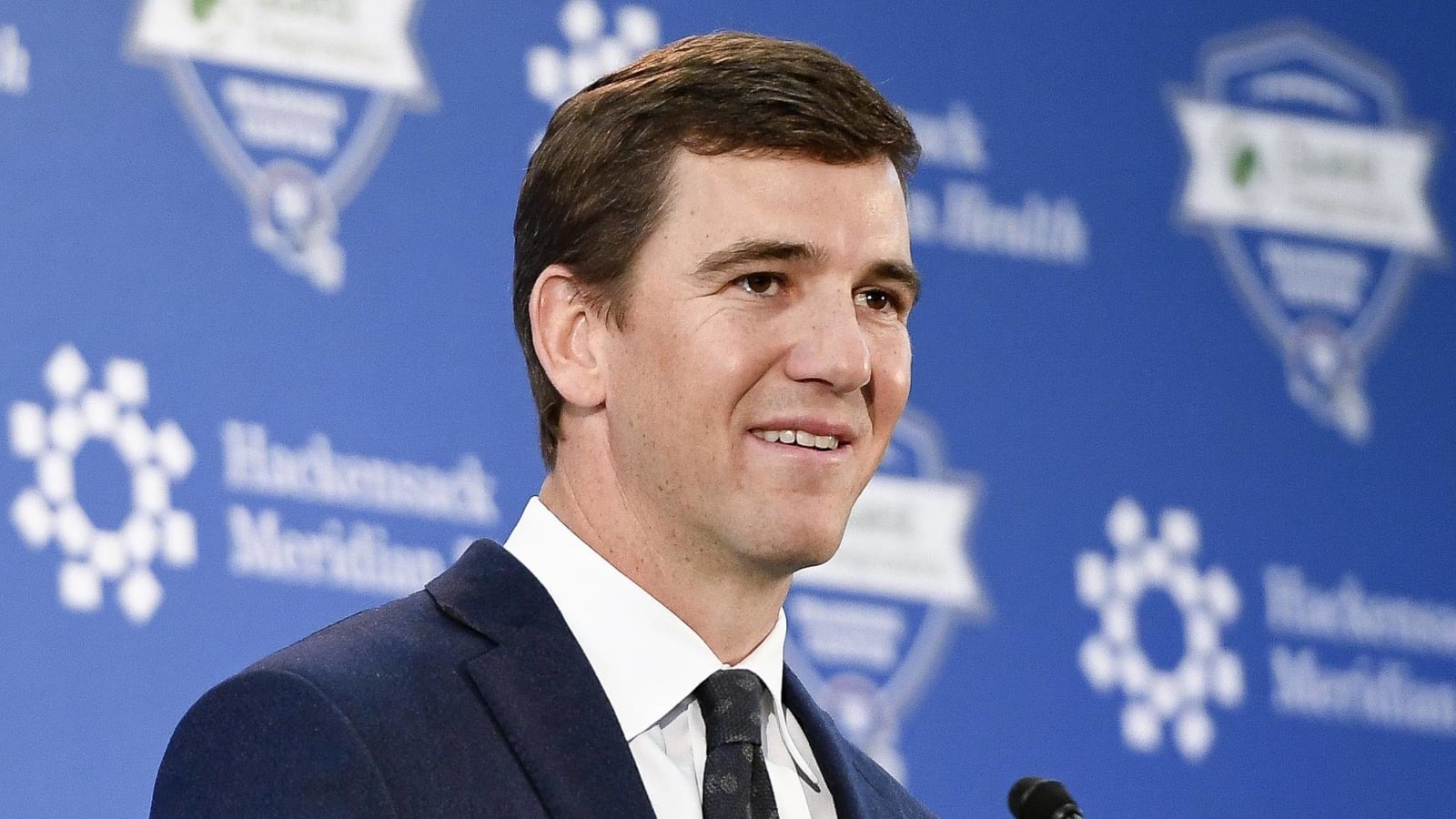 Eli Manning leaves everyone confused with Sloppy Joes photo