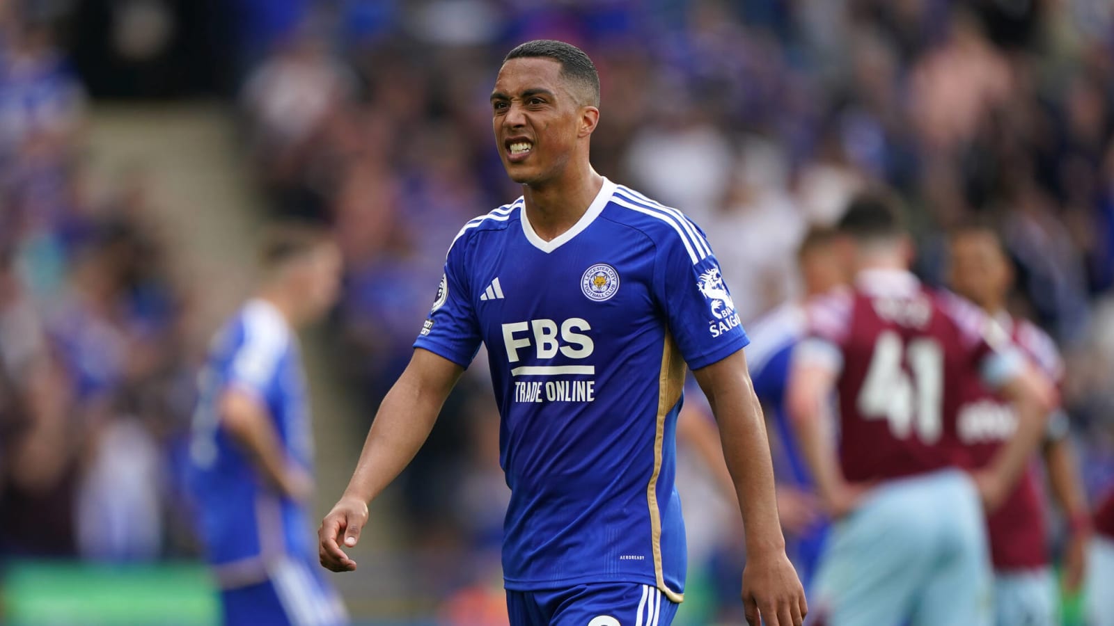 Liverpool and Aston Villa target confirms he is leaving Leicester City