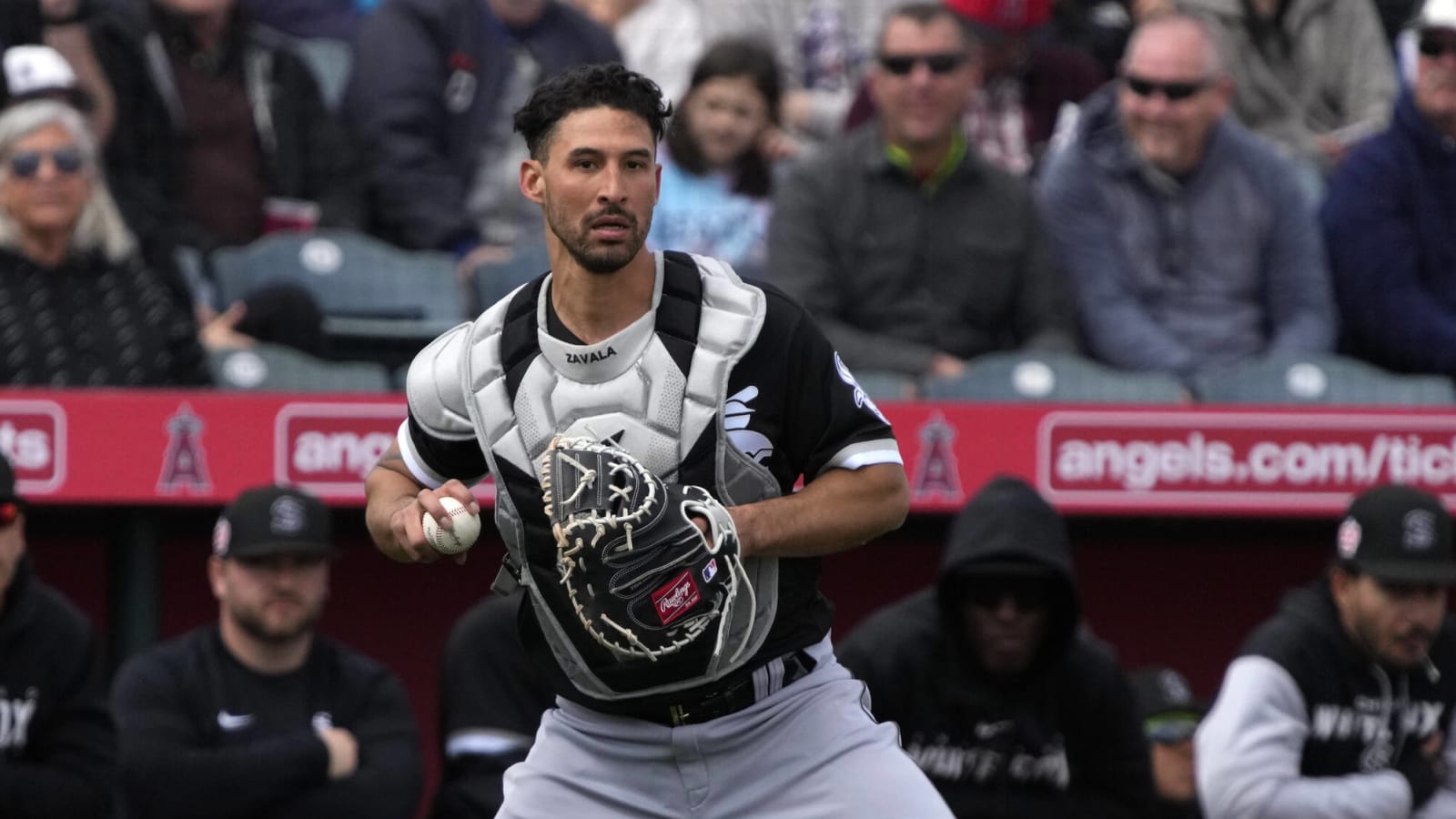White Sox catcher frustrated by peskiness of Blue Jays