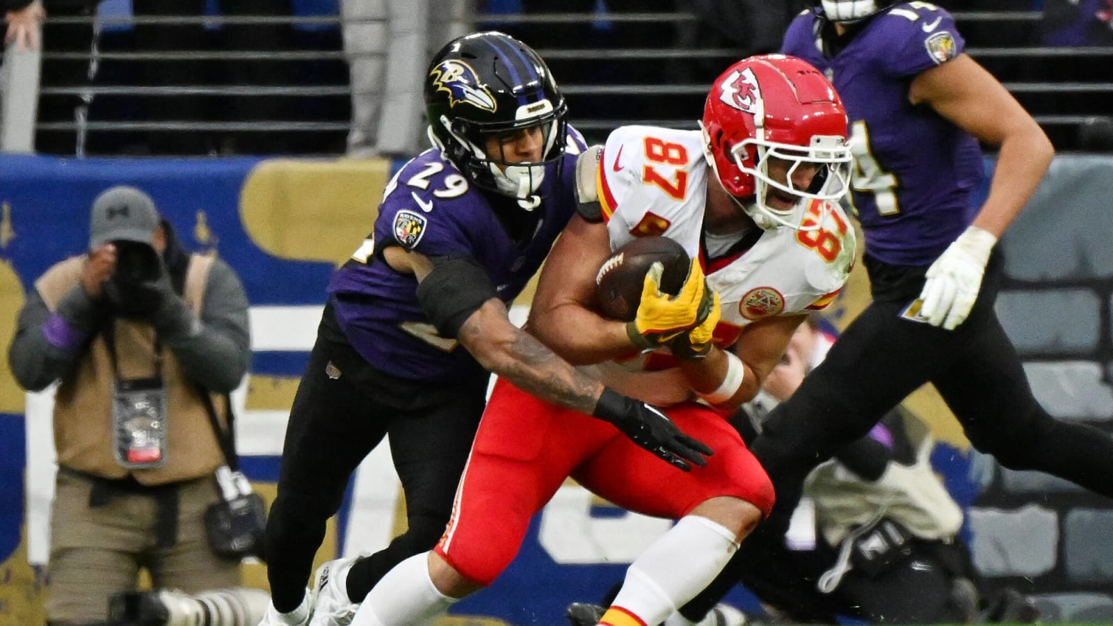 Chiefs TE Travis Kelce breaks Jerry Rice playoff record