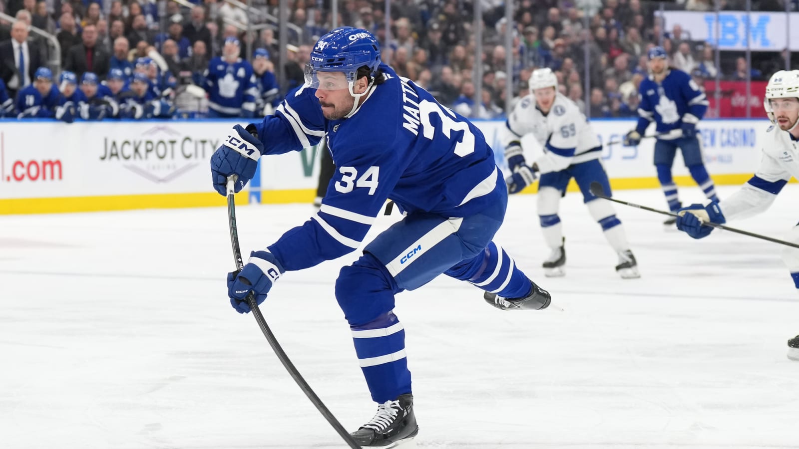 Auston Matthews Delivers Backhanded Compliment to Leafs Teammate William Nylander