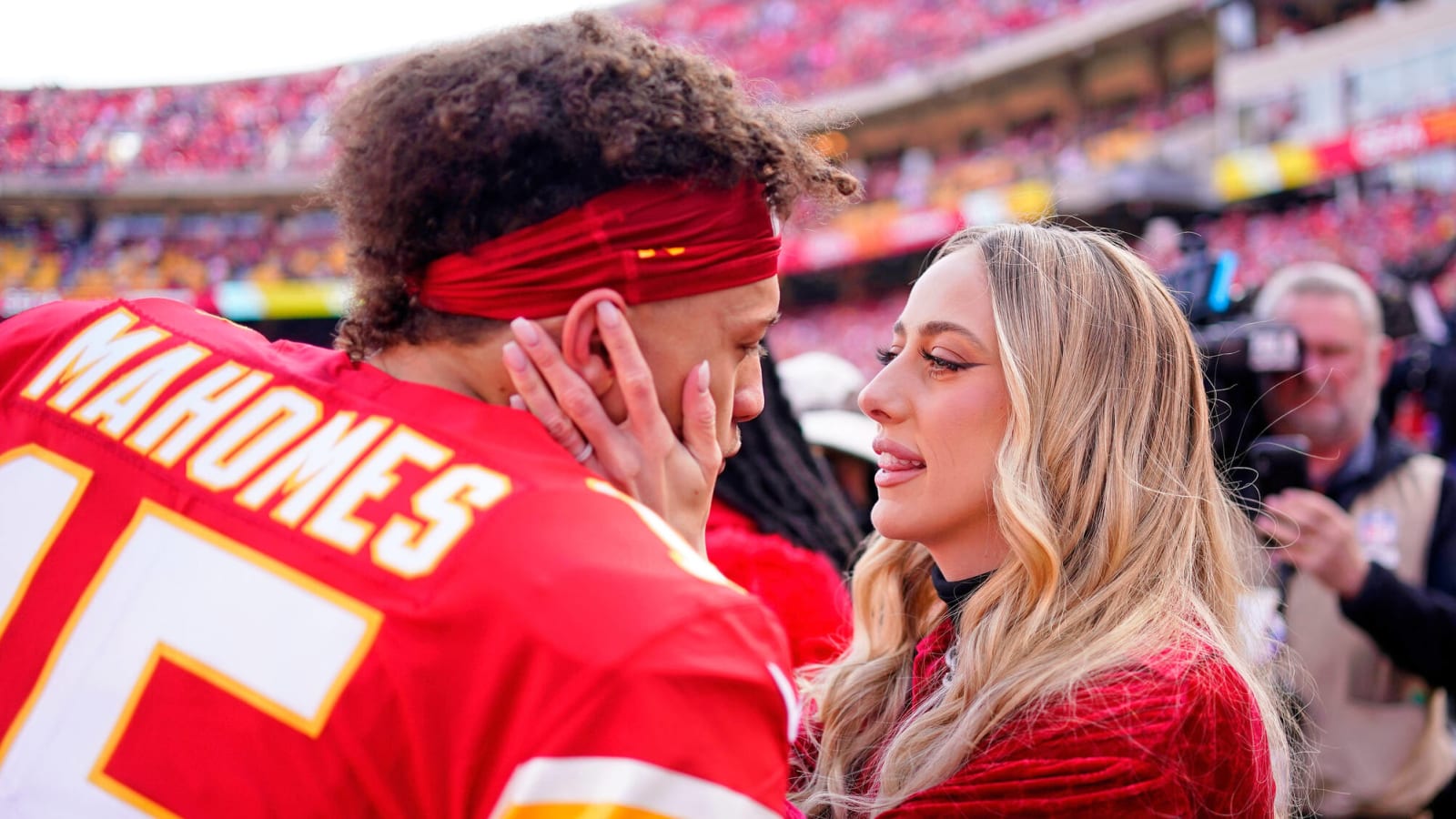 Shut up': Patrick Mahomes' fianceé Brittany Matthews claps back at Chiefs  fan