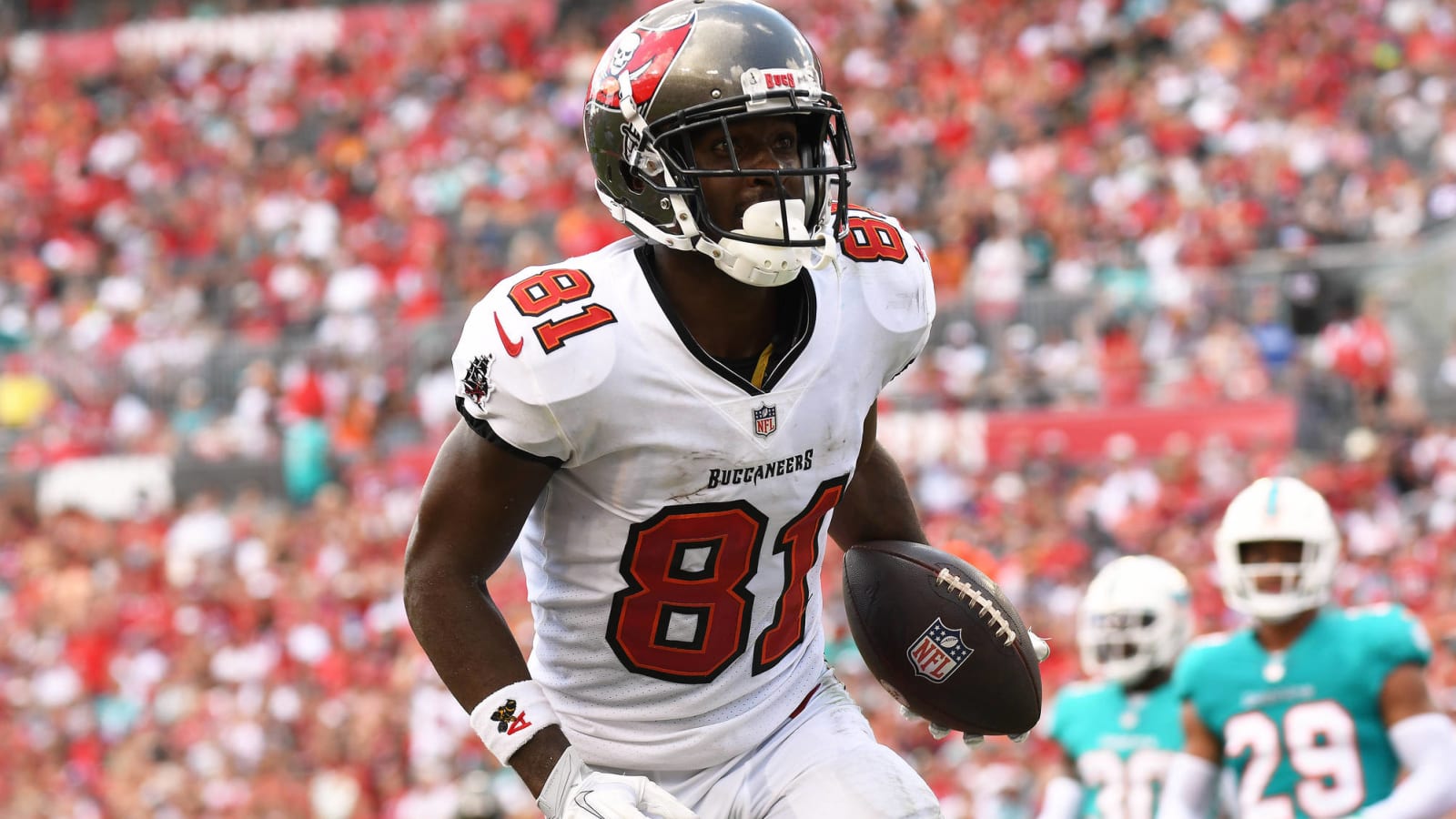 Buccaneers release WR Antonio Brown