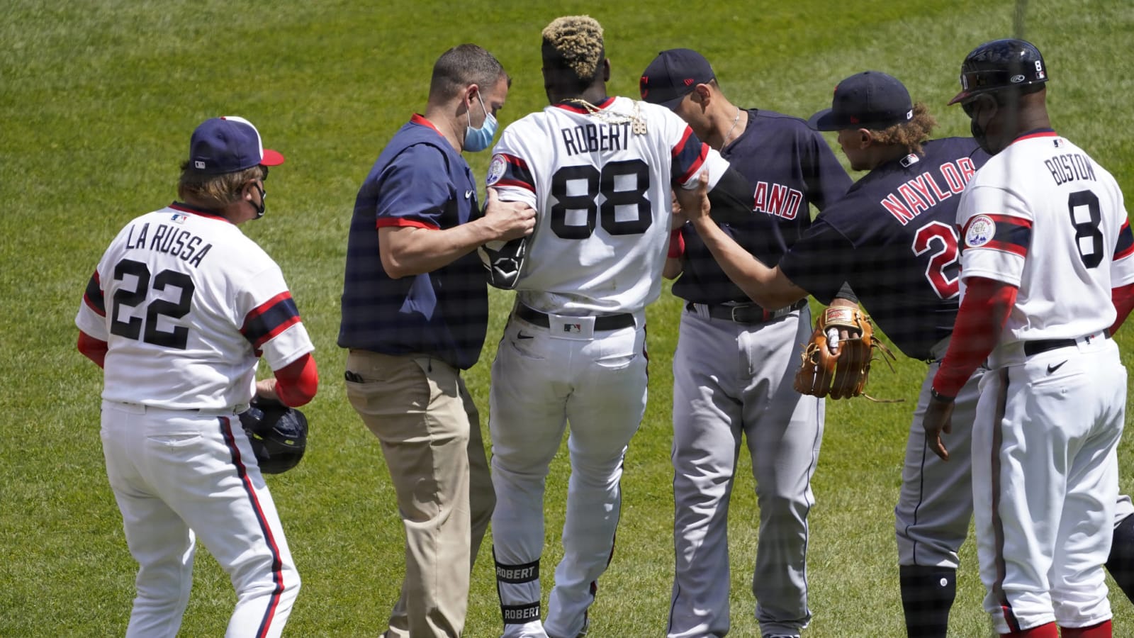 White Sox OF Luis Robert diagnosed with hip flexor strain