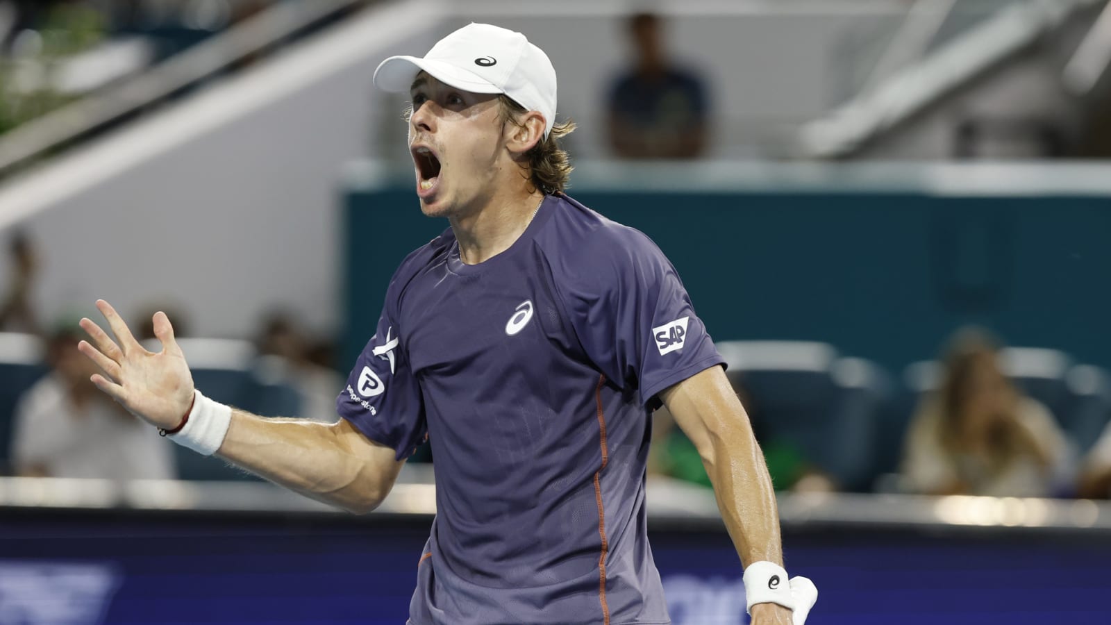 Resilient Alex de Minaur overcomes a partisan crowd and outlasts Joao Fonseca to reach Miami quarters