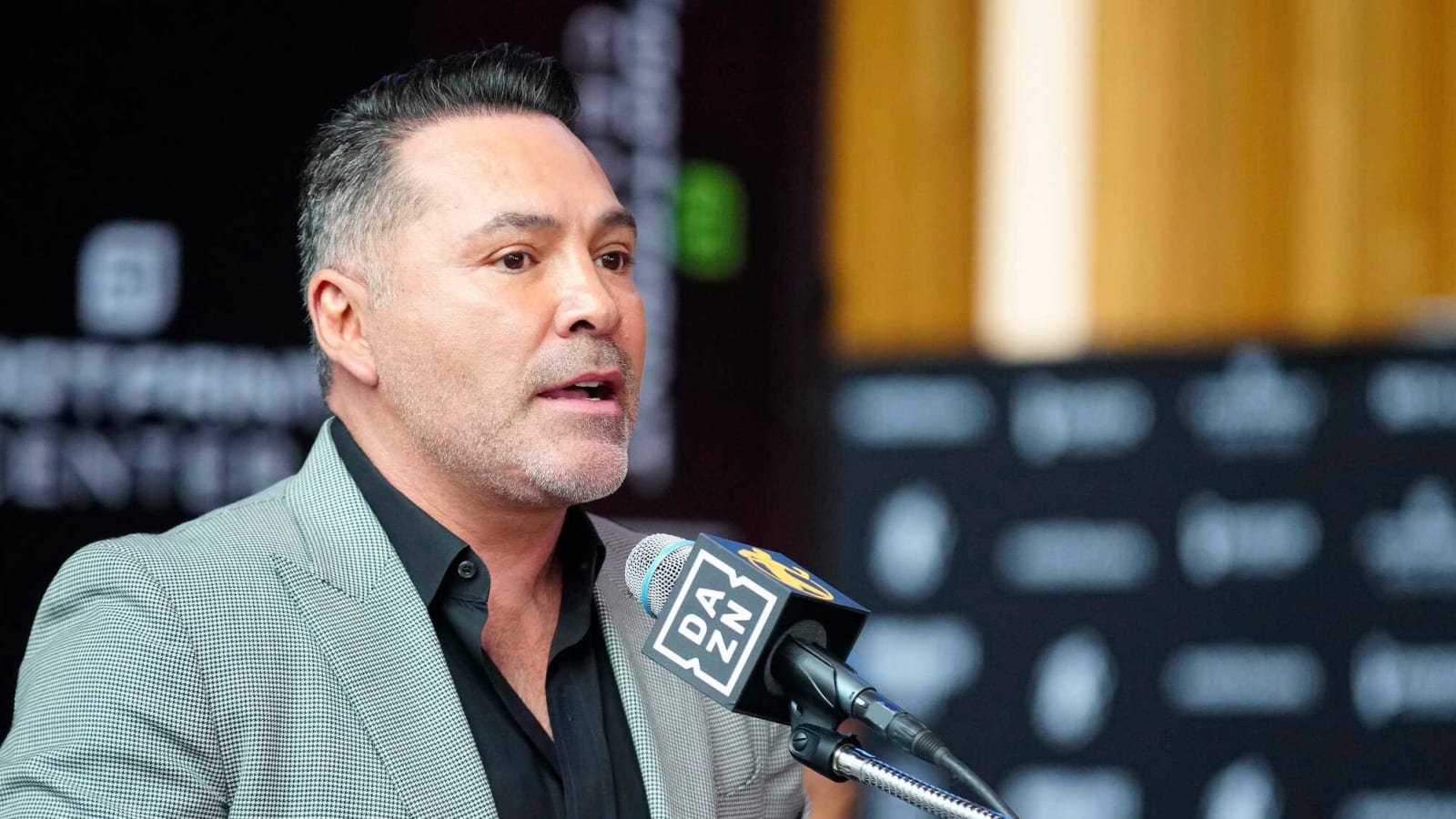 De La Hoya Slams Mayweather’s Exhibitions – ‘So Embarrassing’
