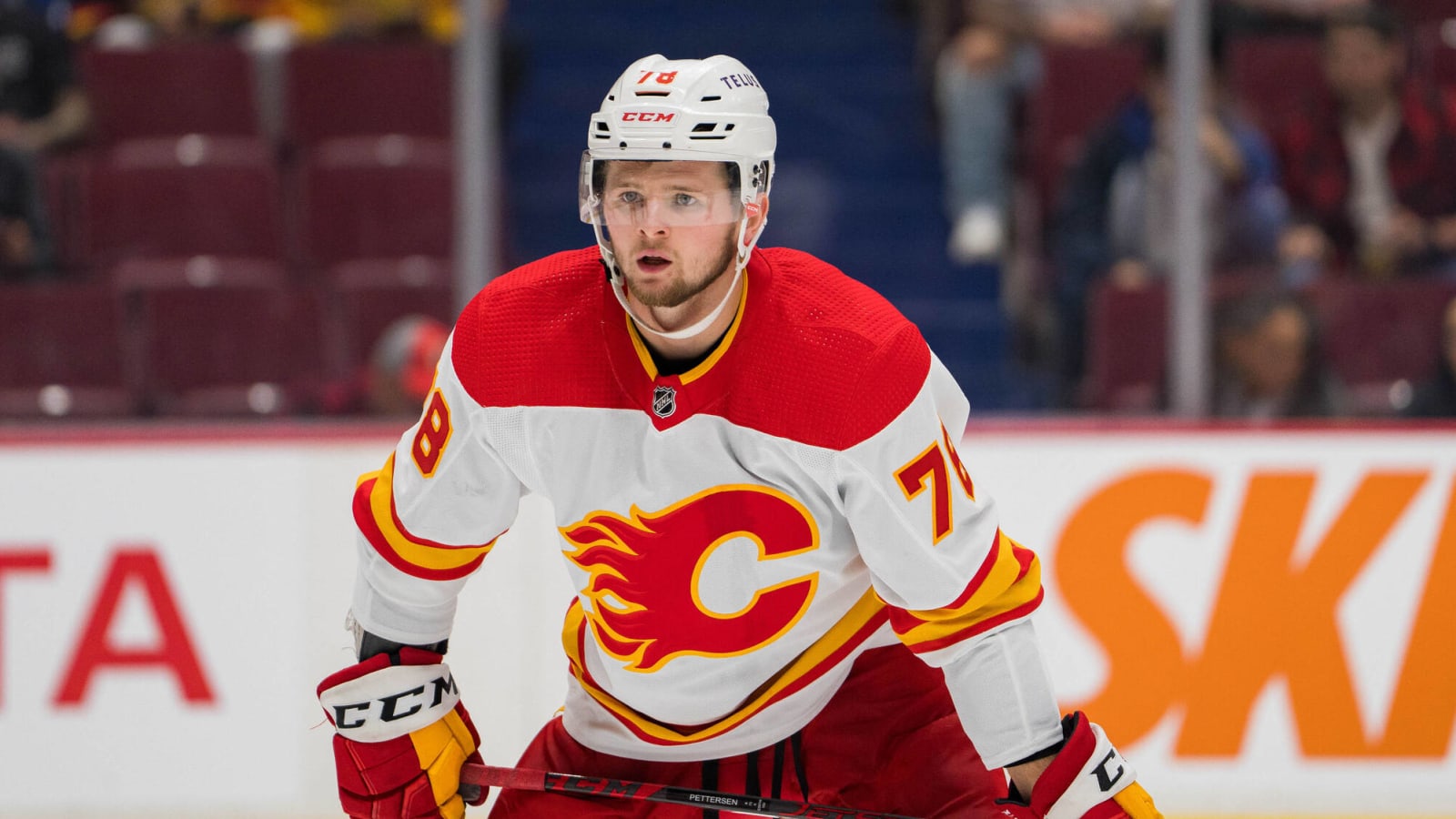 Calgary Flames re-sign restricted free agents Ben Jones and Emilio Pettersen (one-year, two-way, $775,000)