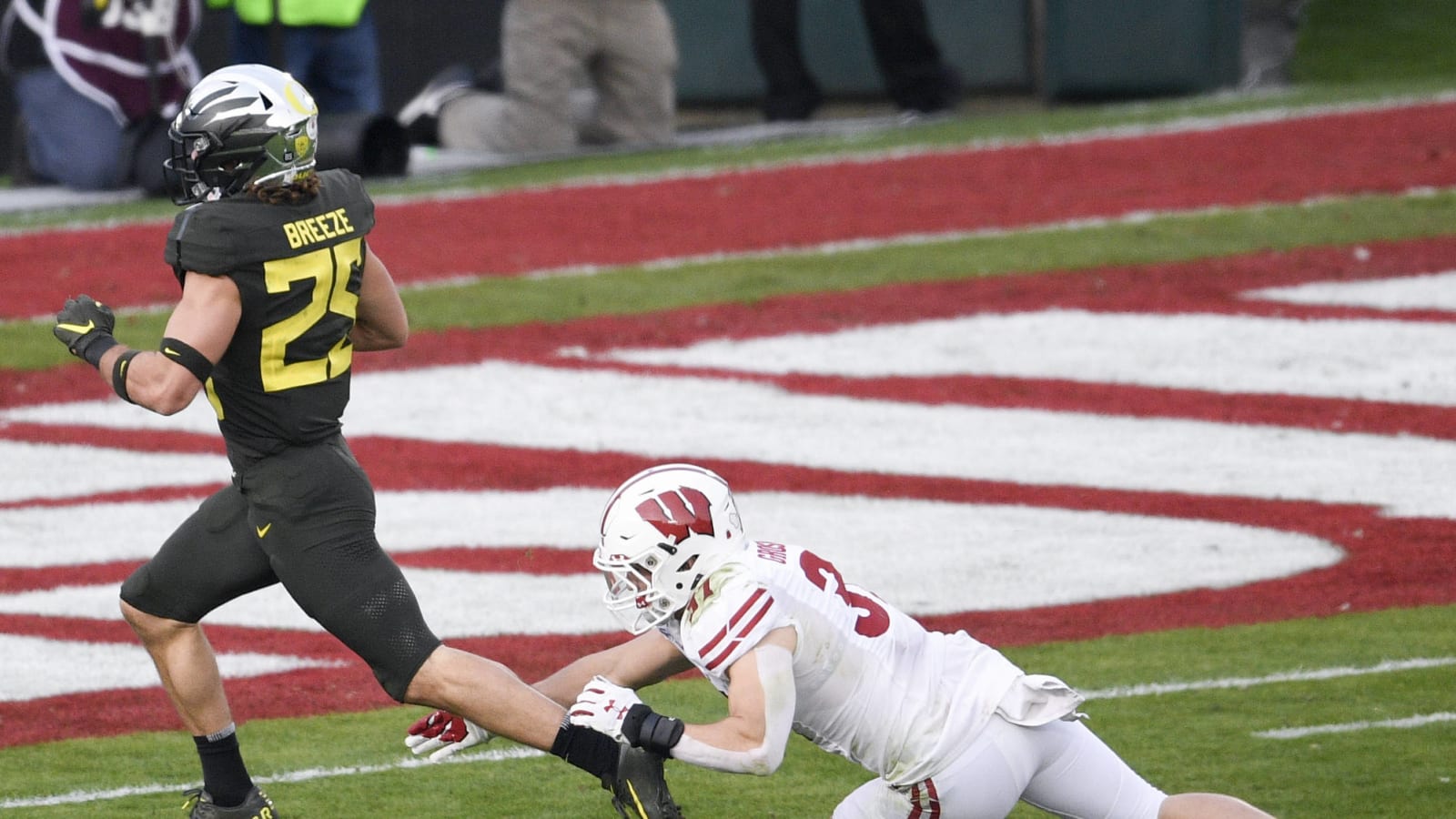 Watch: Wisconsin punter just drops the ball; Oregon scores go-ahead touchdown in Rose Bowl