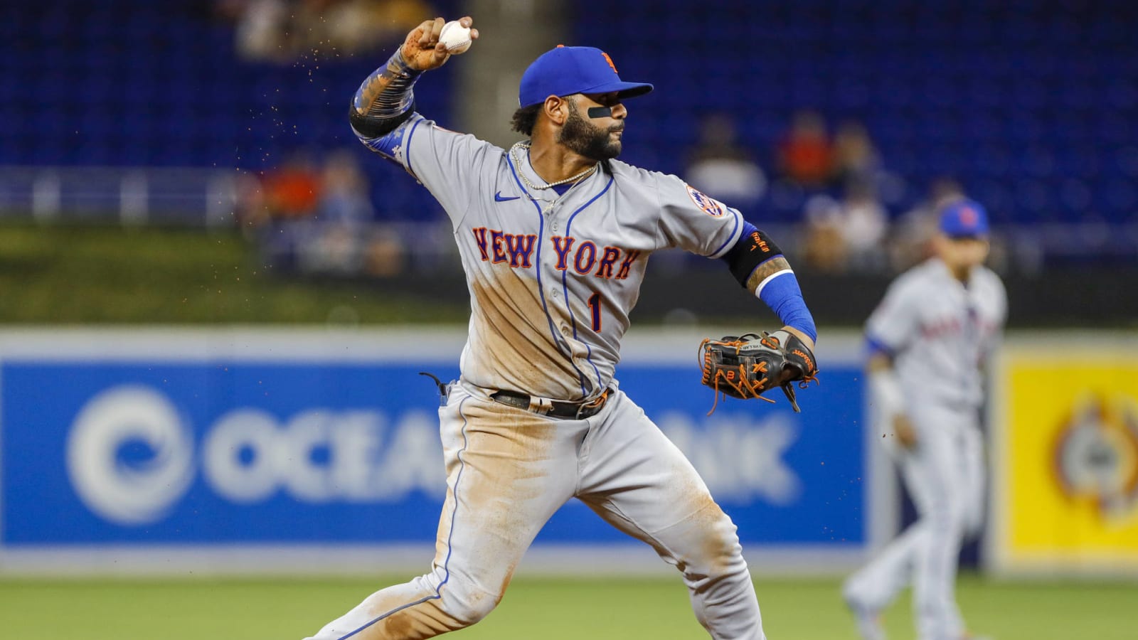 Who are the top second basemen still available in free agency?