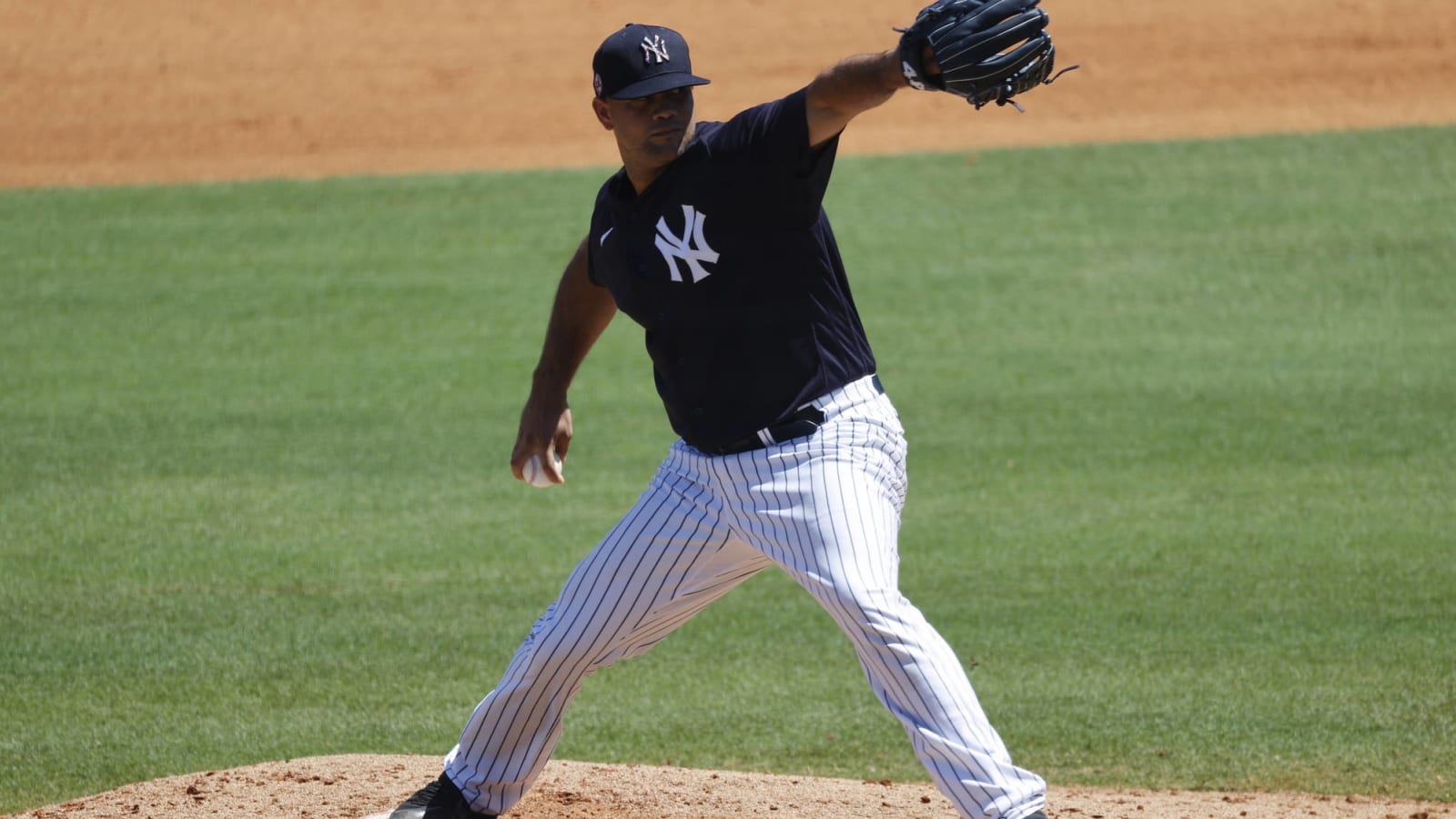 Cardinals sign veteran reliever Luis Garcia