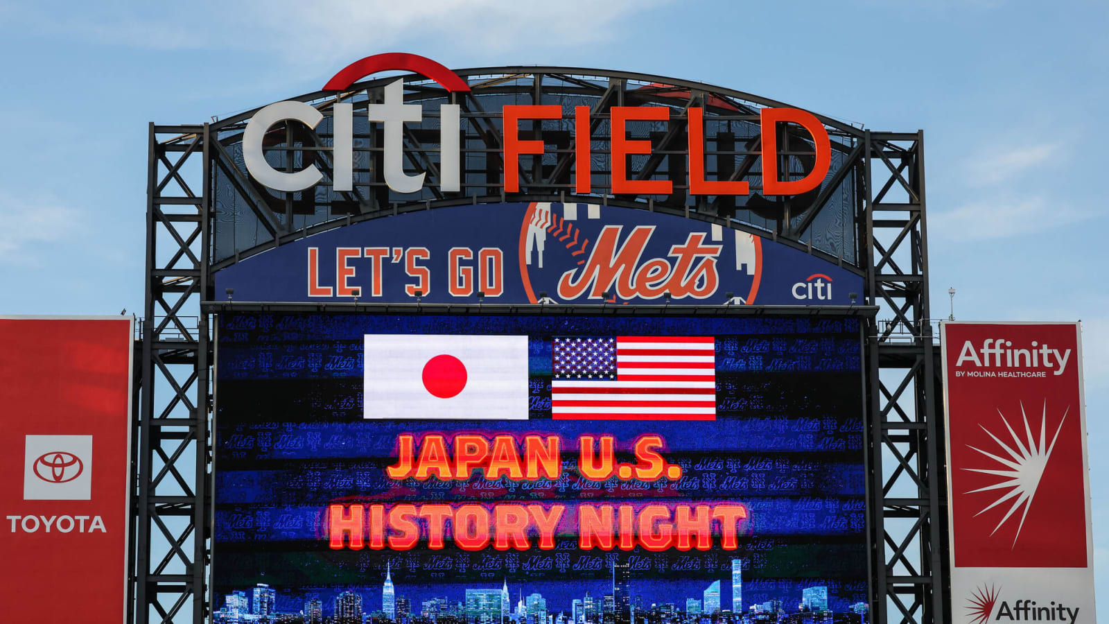 Watch Mets test new gigantic scoreboard with iconic video game