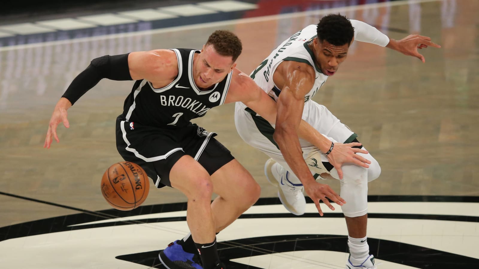 Blake Griffin steps all over Thanasis Antetokounmpo, Bucks