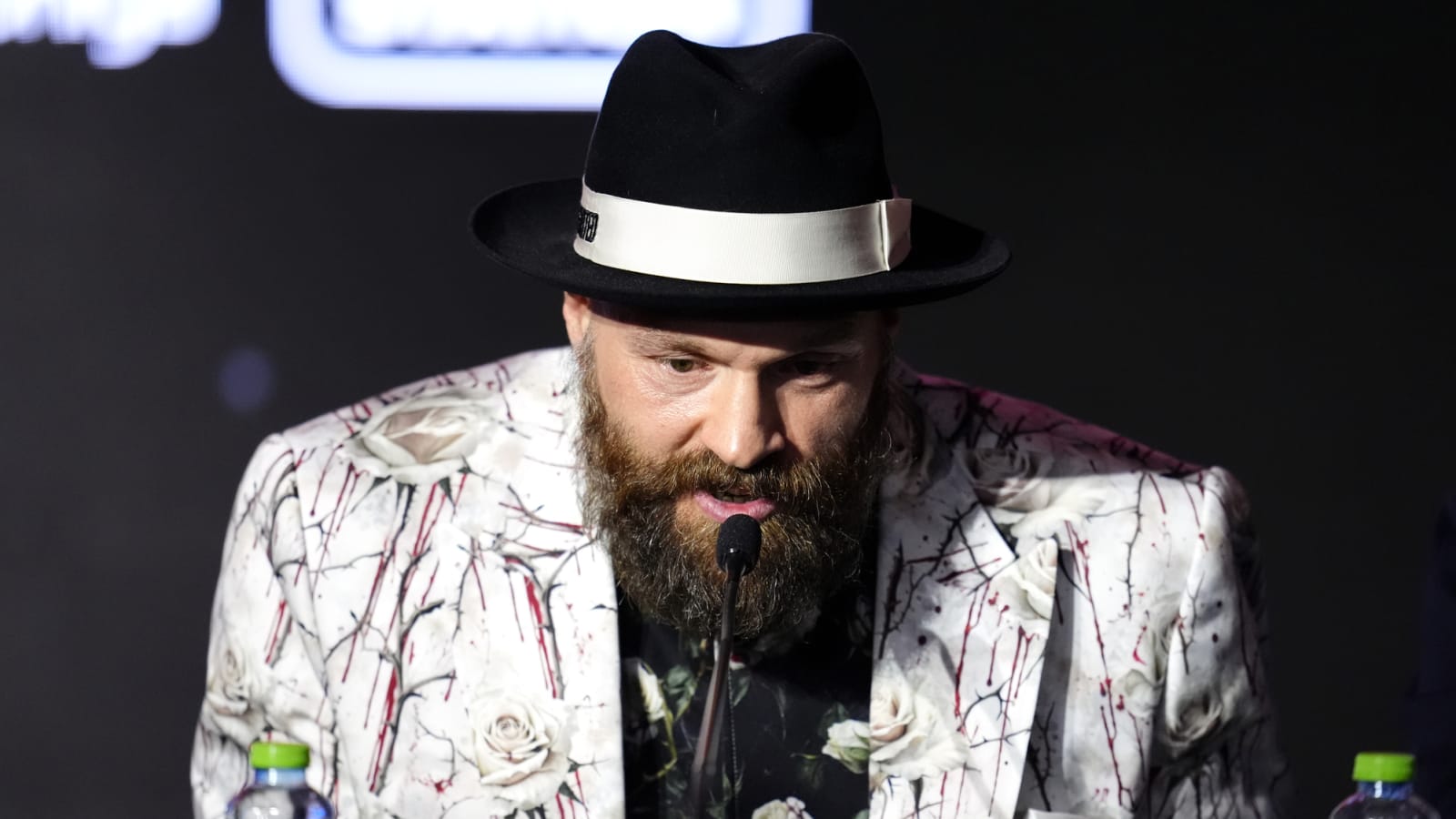 Tyson Fury weighs in at decade-high 300 pounds for Oleksandr Usyk rematch