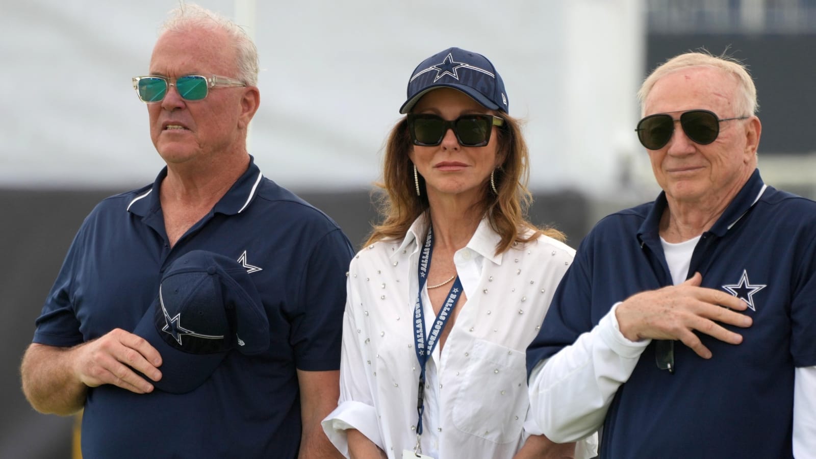 Report: Stephen Jones preventing Jerry Jones from going all-in on free agency