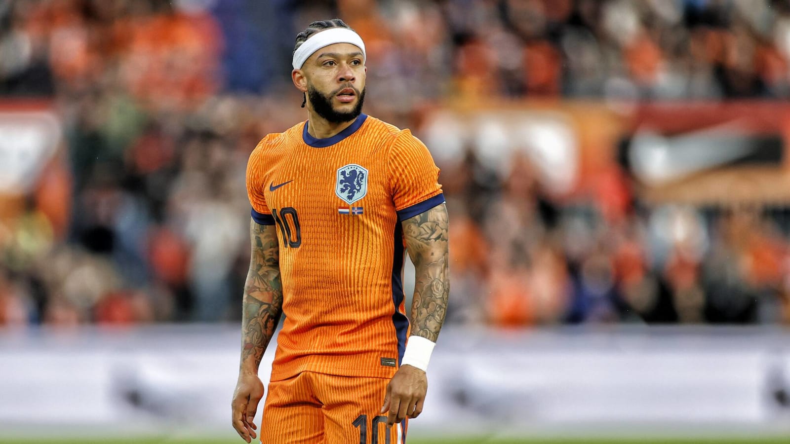 Memphis Depay hits back at people criticizing his new headband look