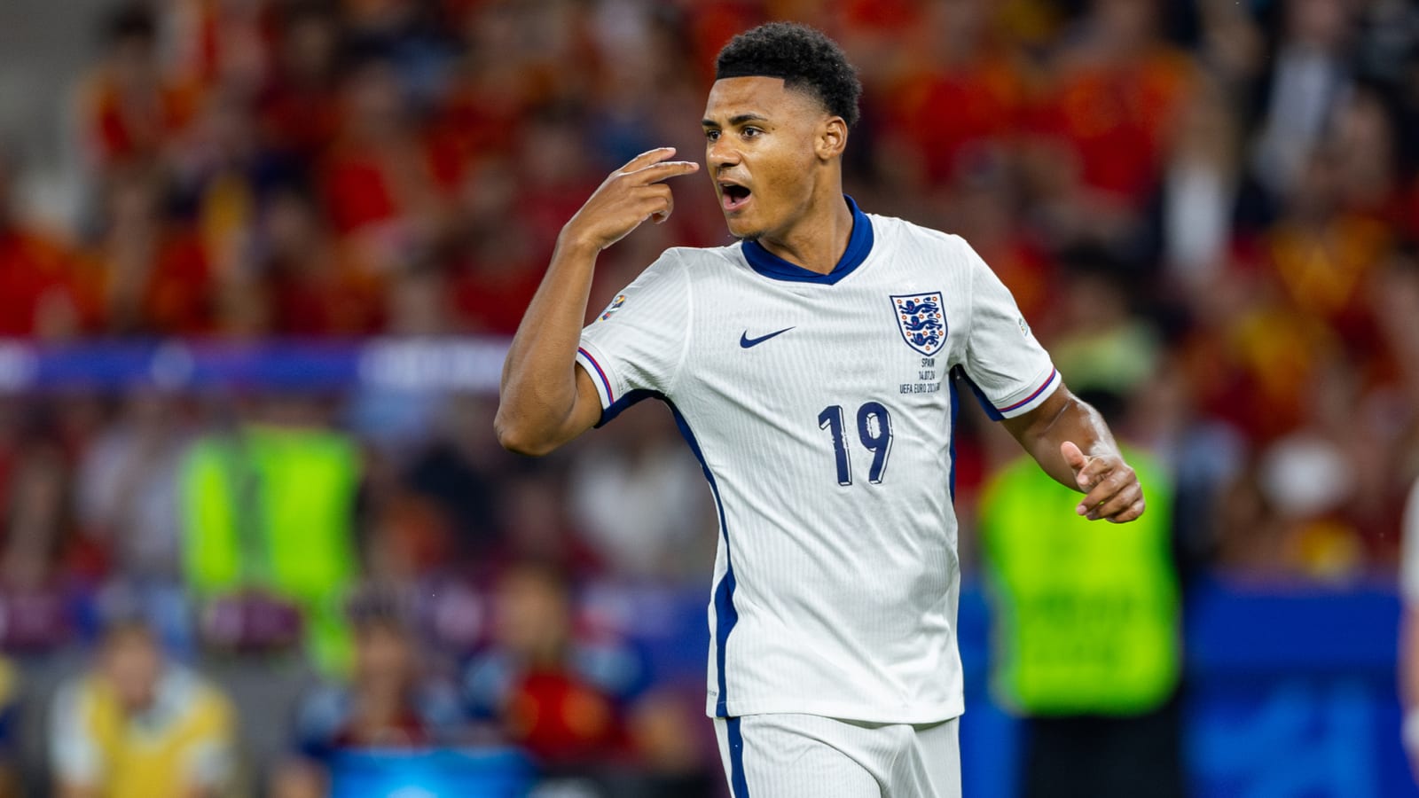 Pundit tells Watkins to snub Arsenal and other top clubs