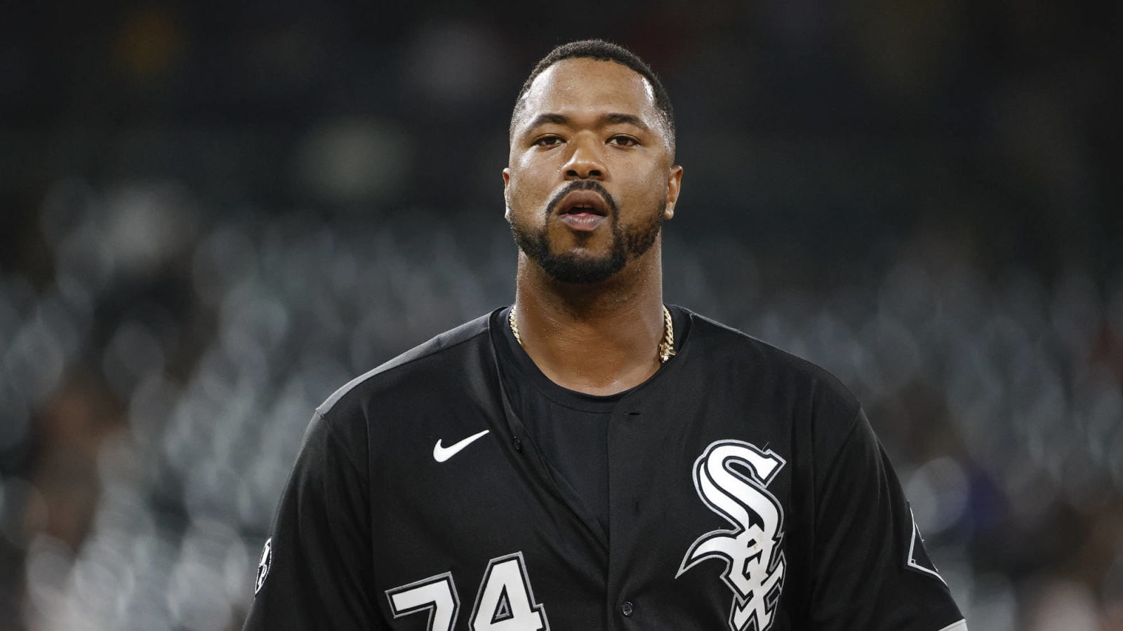 Watch: Eloy Jimenez crashes into fence for great catch