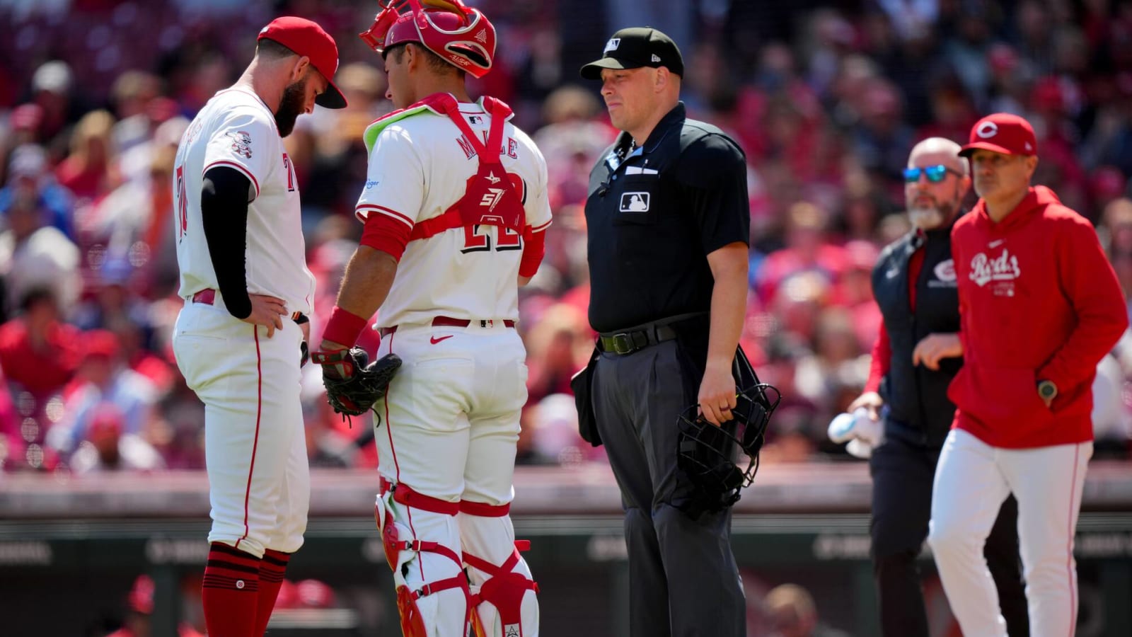 Reds reliever to undergo MRI for elbow injury