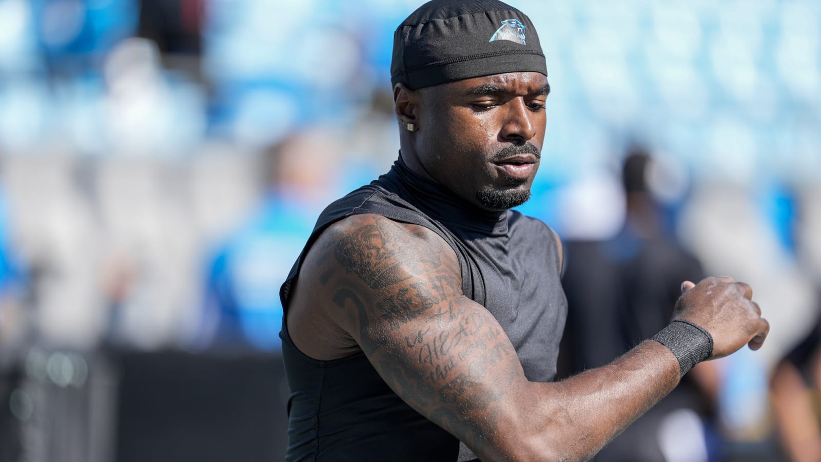 Panthers re-sign former Super Bowl champ