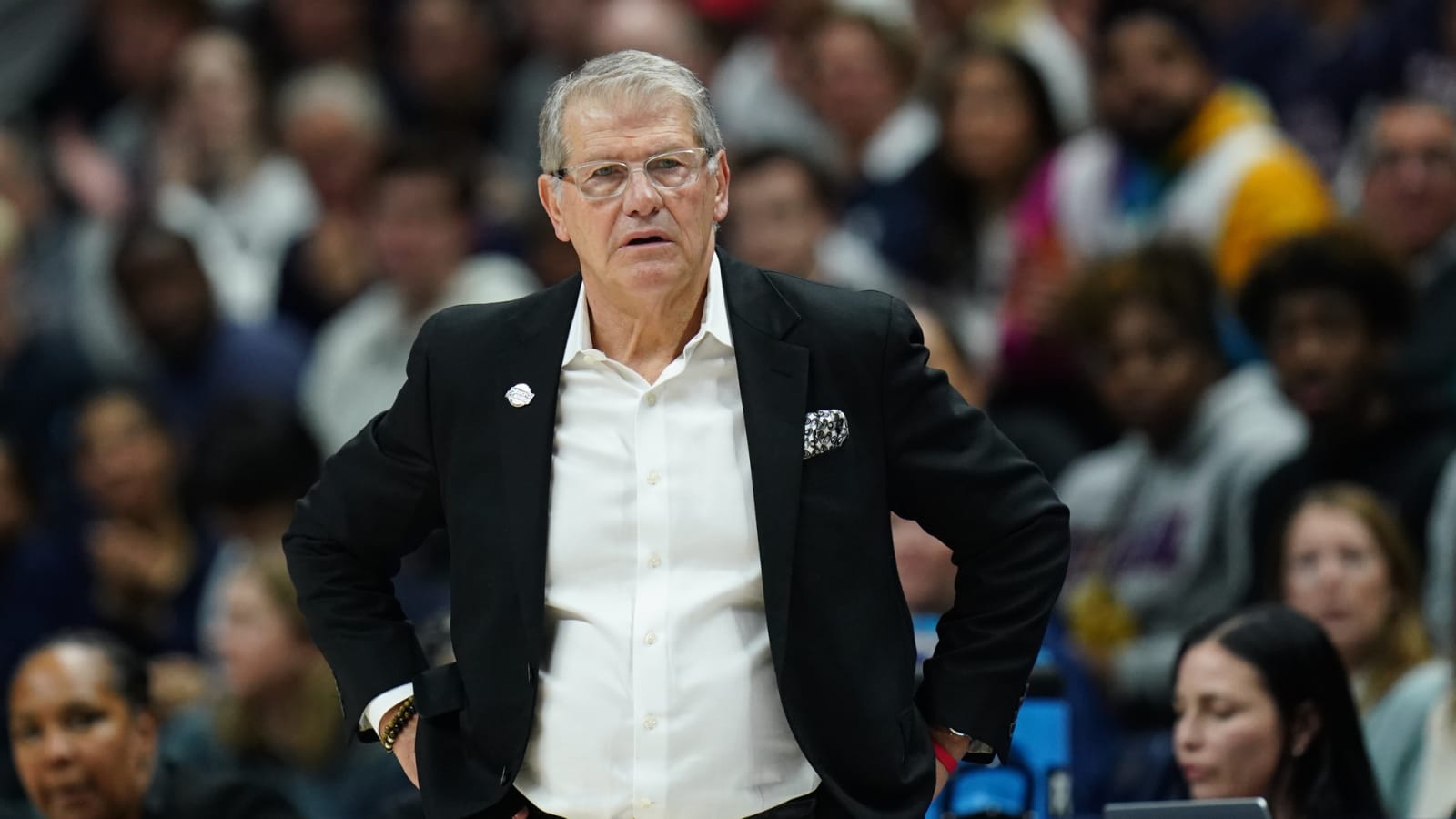 Geno Auriemma in tears after postgame moment with Paige Bueckers