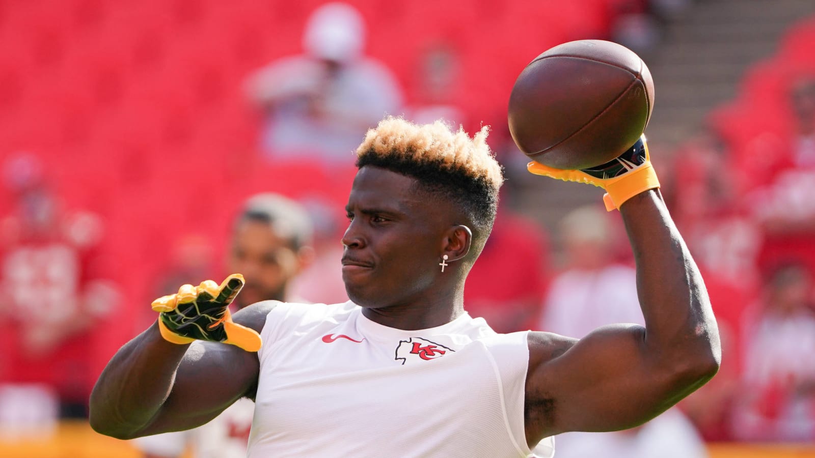 Tyreek Hill has offer for college players who use his ‘peace’ celebration