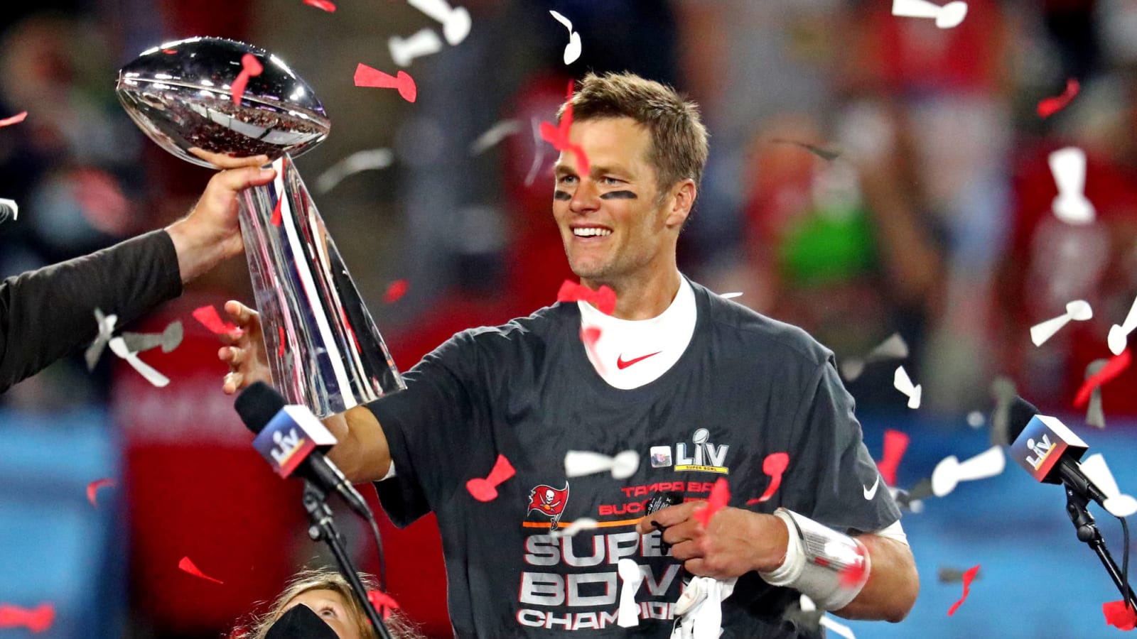 Bucs' Tom Brady confirms he underwent knee surgery