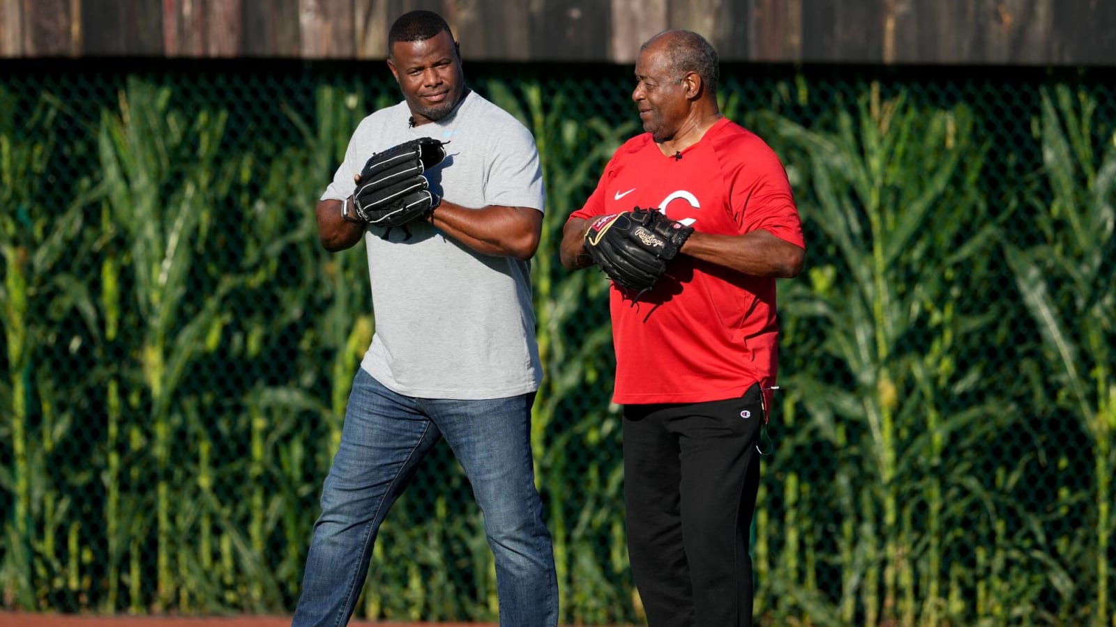 Watch: Hall of Famers Ken Griffey Jr., Sr. open Field of Dreams Game with a catch