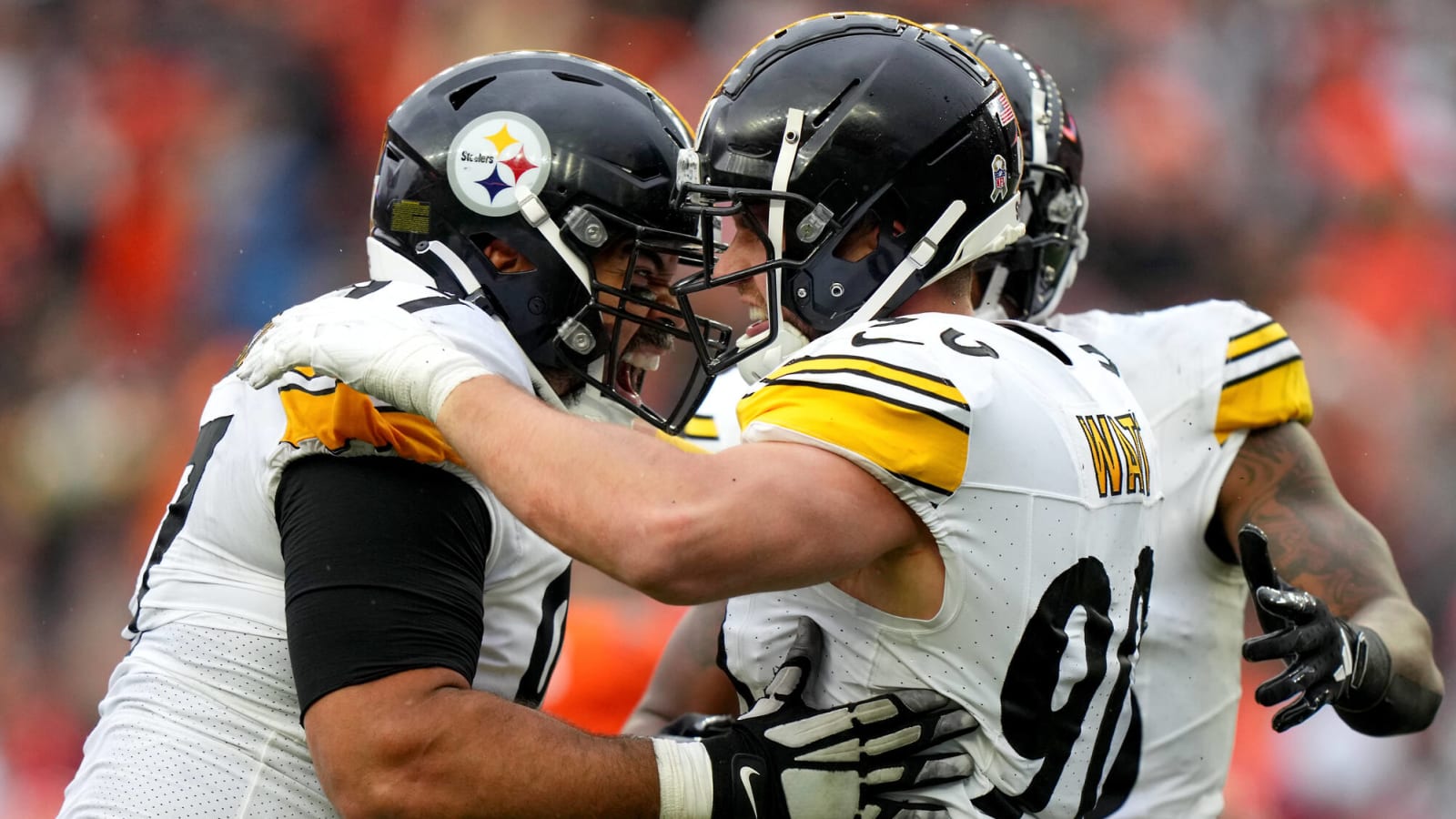 Steelers&#39; Cam Heyward, Alex Highsmith Avoid Big Disaster After Man Sneaks Onto Lumen Field During Warmups