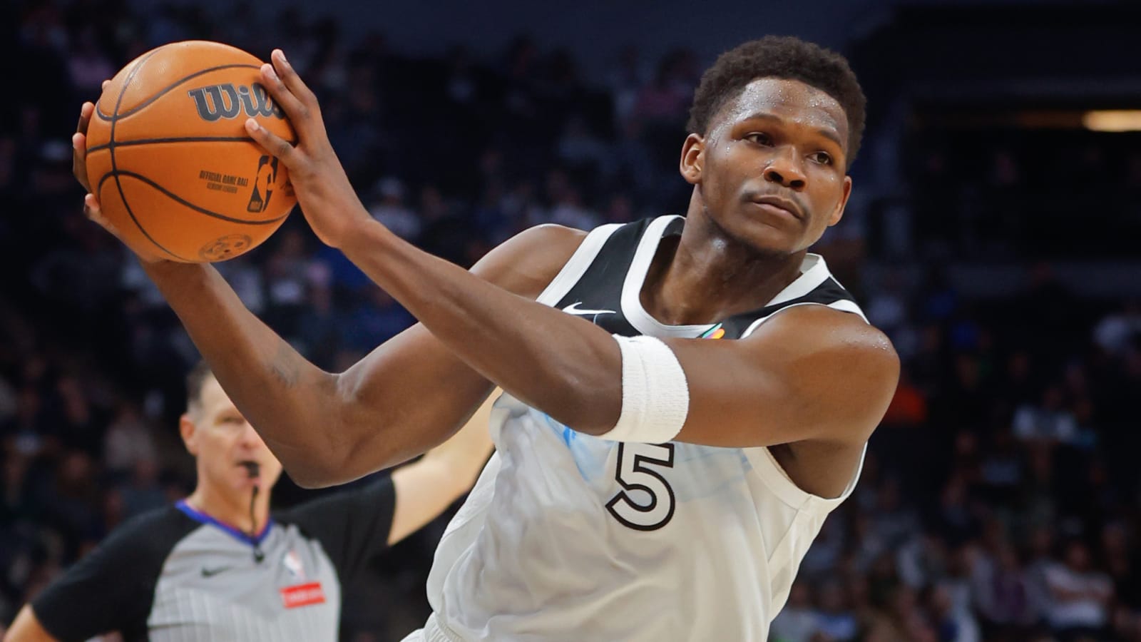 Faulty rim delays Timberwolves-Warriors game over 30 minutes