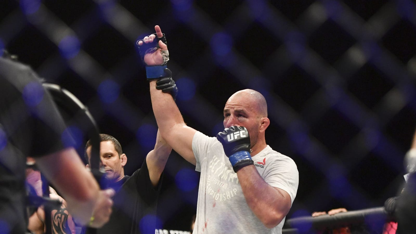 Glover Teixeira becomes oldest first-time champ in UFC history at 42