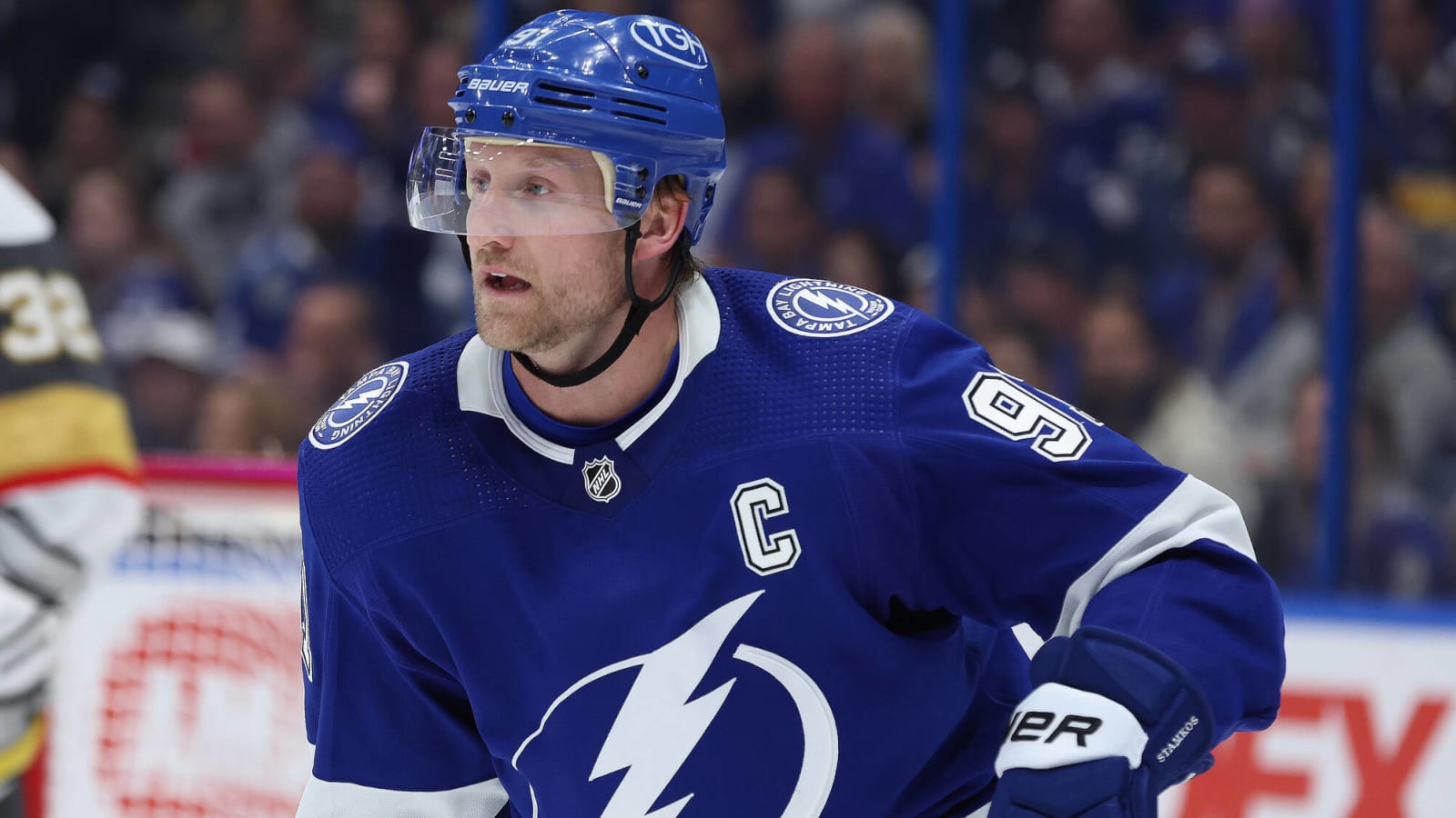 Steven Stamkos exits with apparent leg injury