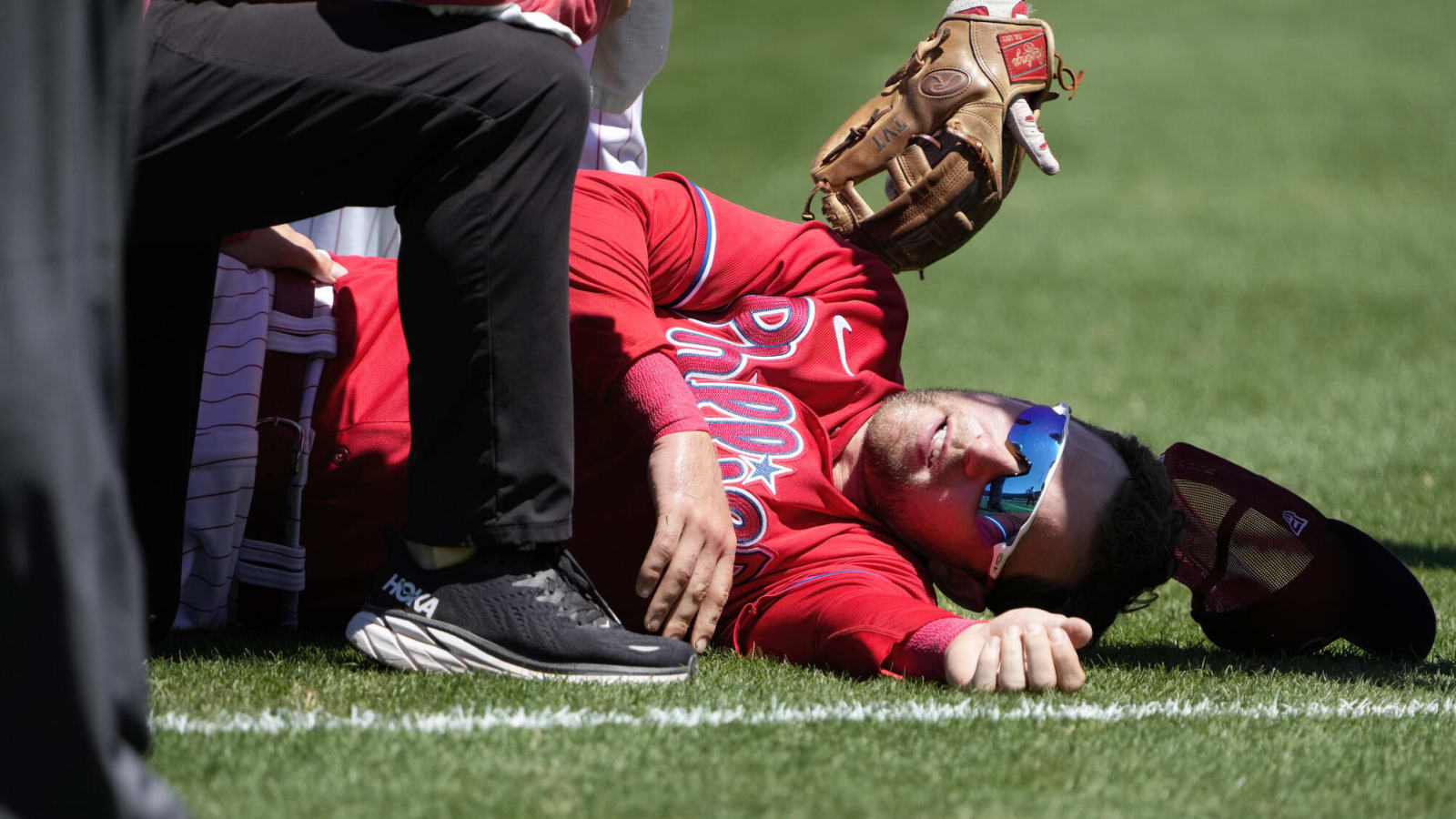 Phillies 1B Rhys Hoskins carted off field with knee injury