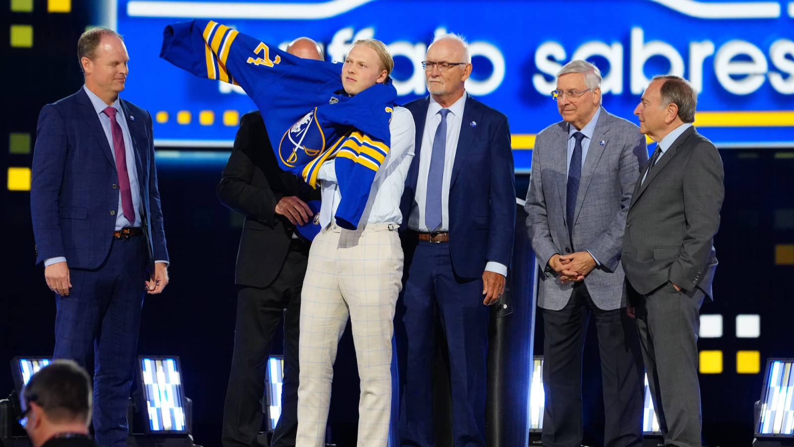 Konsta Helenius Signs Entry-Level Contract with Sabres