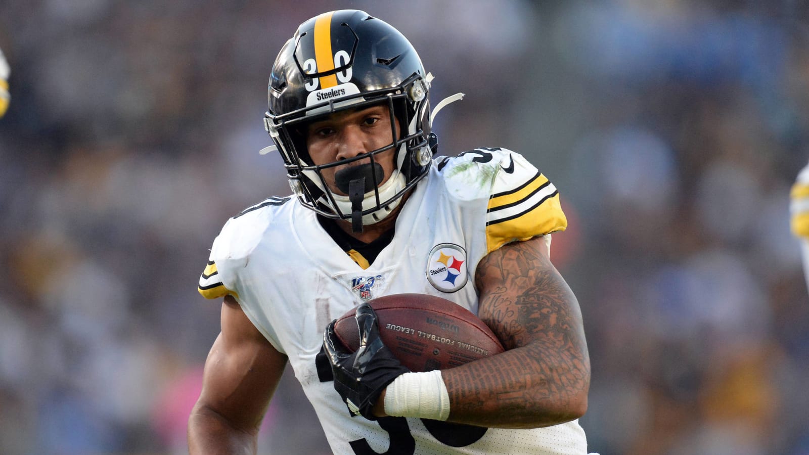 Steelers RB James Conner surprises mother with new house